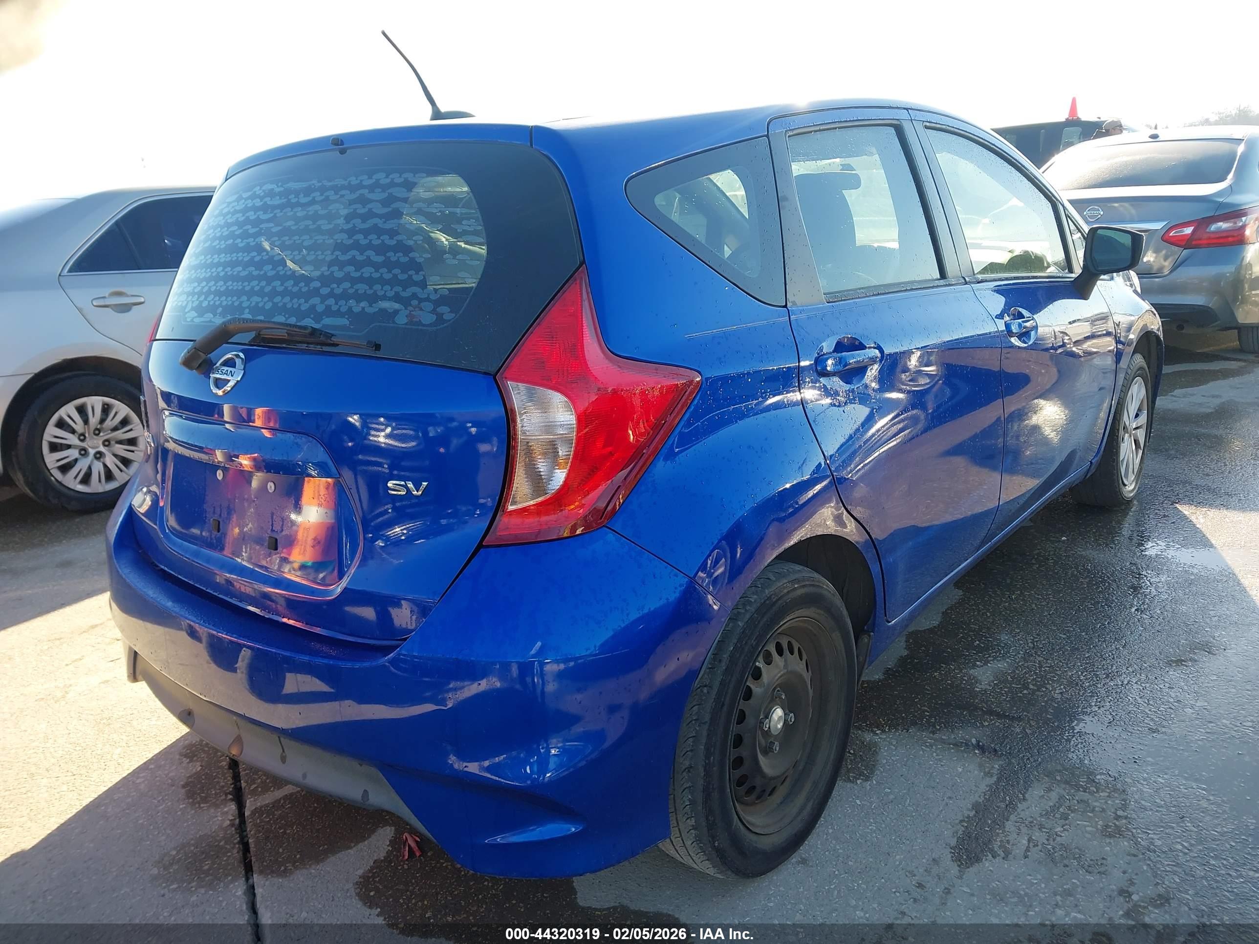 NISSAN VERSA image 4
