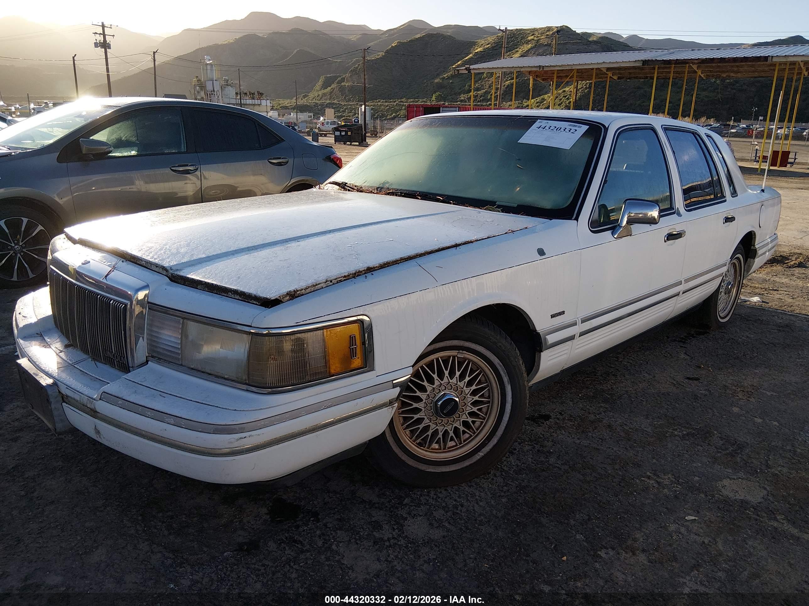 LINCOLN TOWN image 2