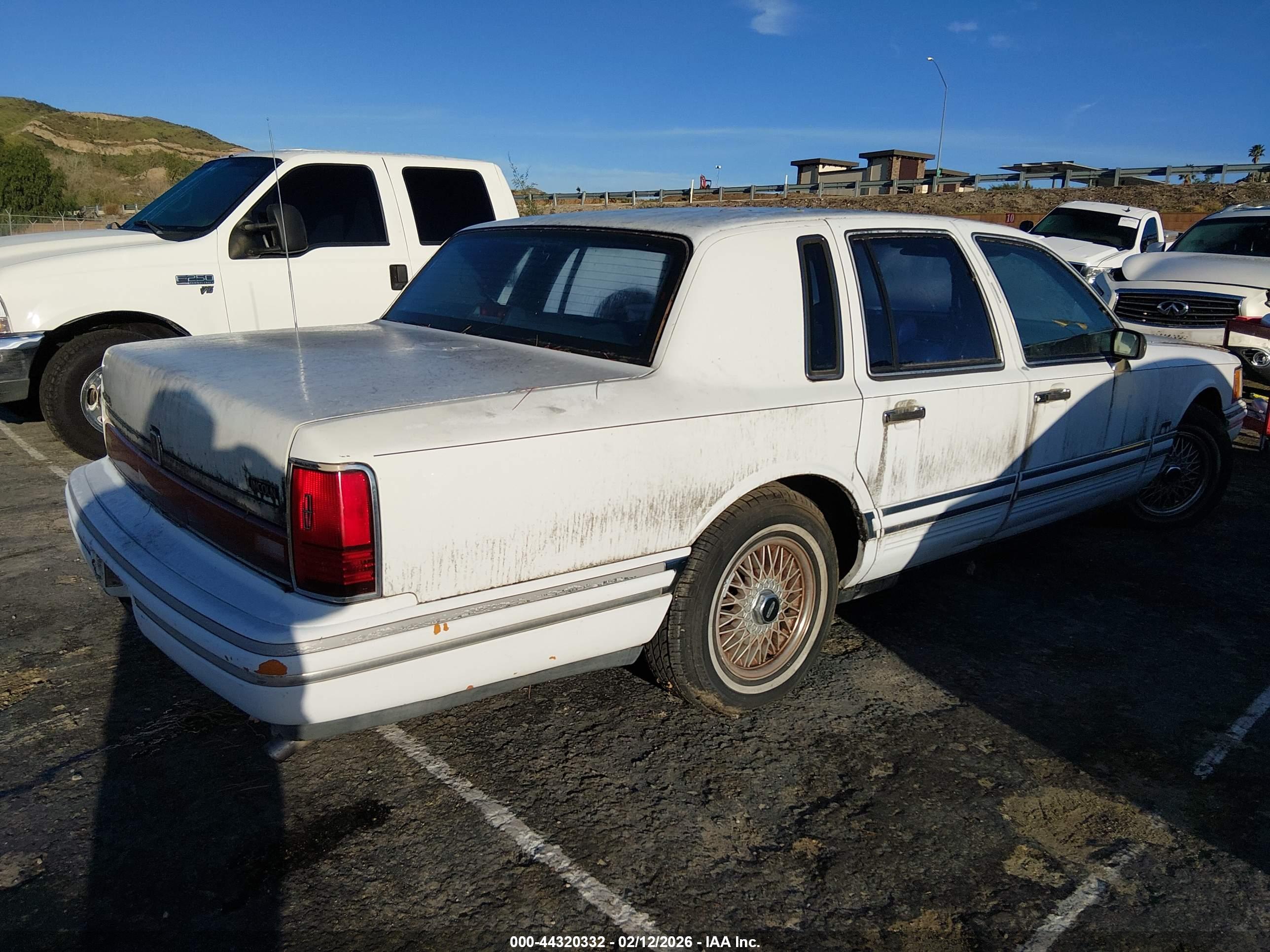 LINCOLN TOWN image 4