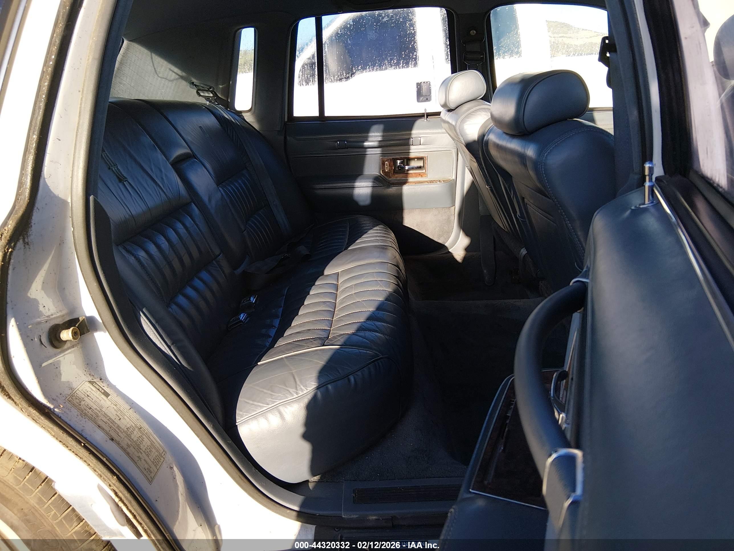 LINCOLN TOWN image 8