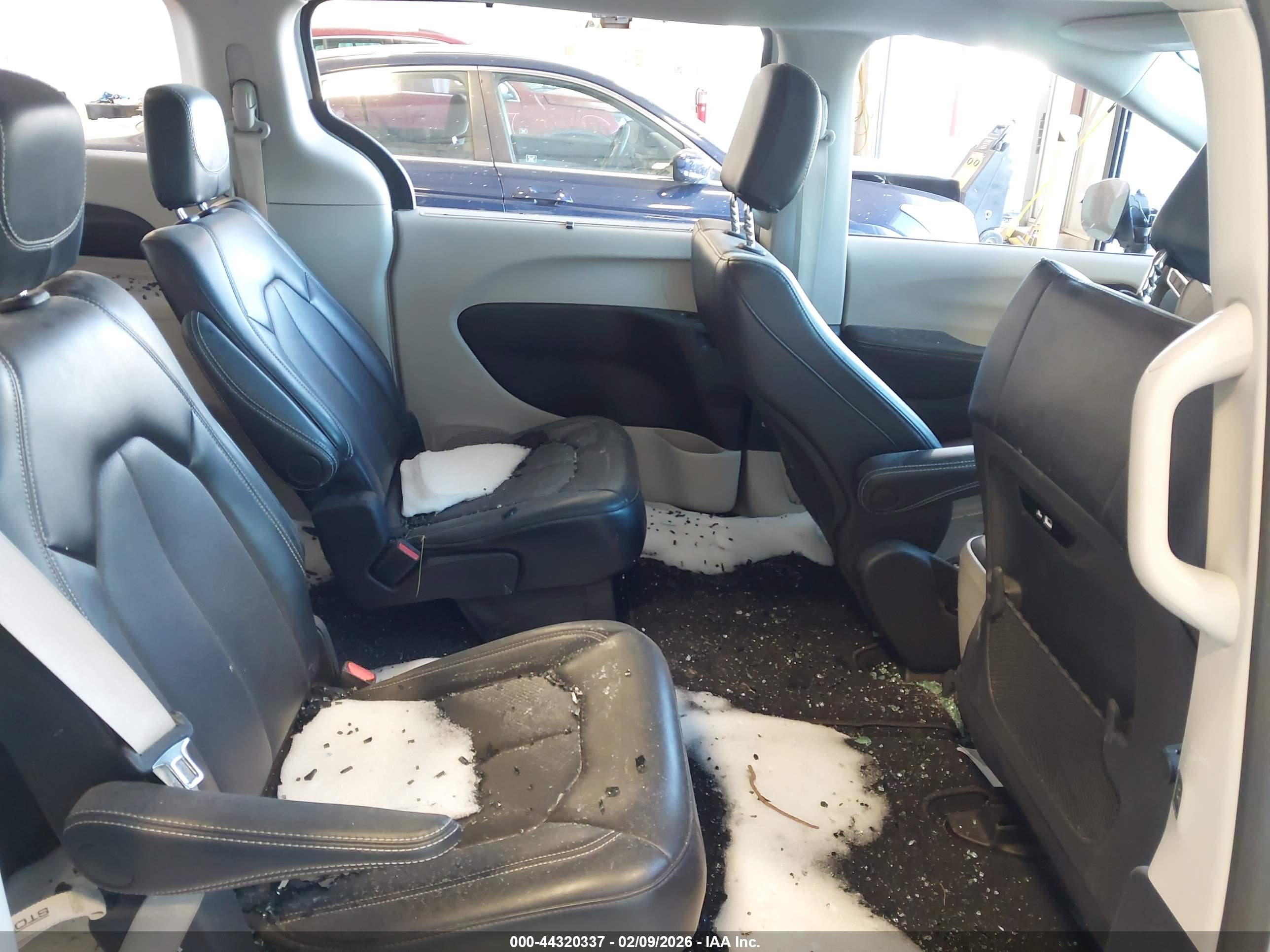 CHRYSLER PACIFICA image 8