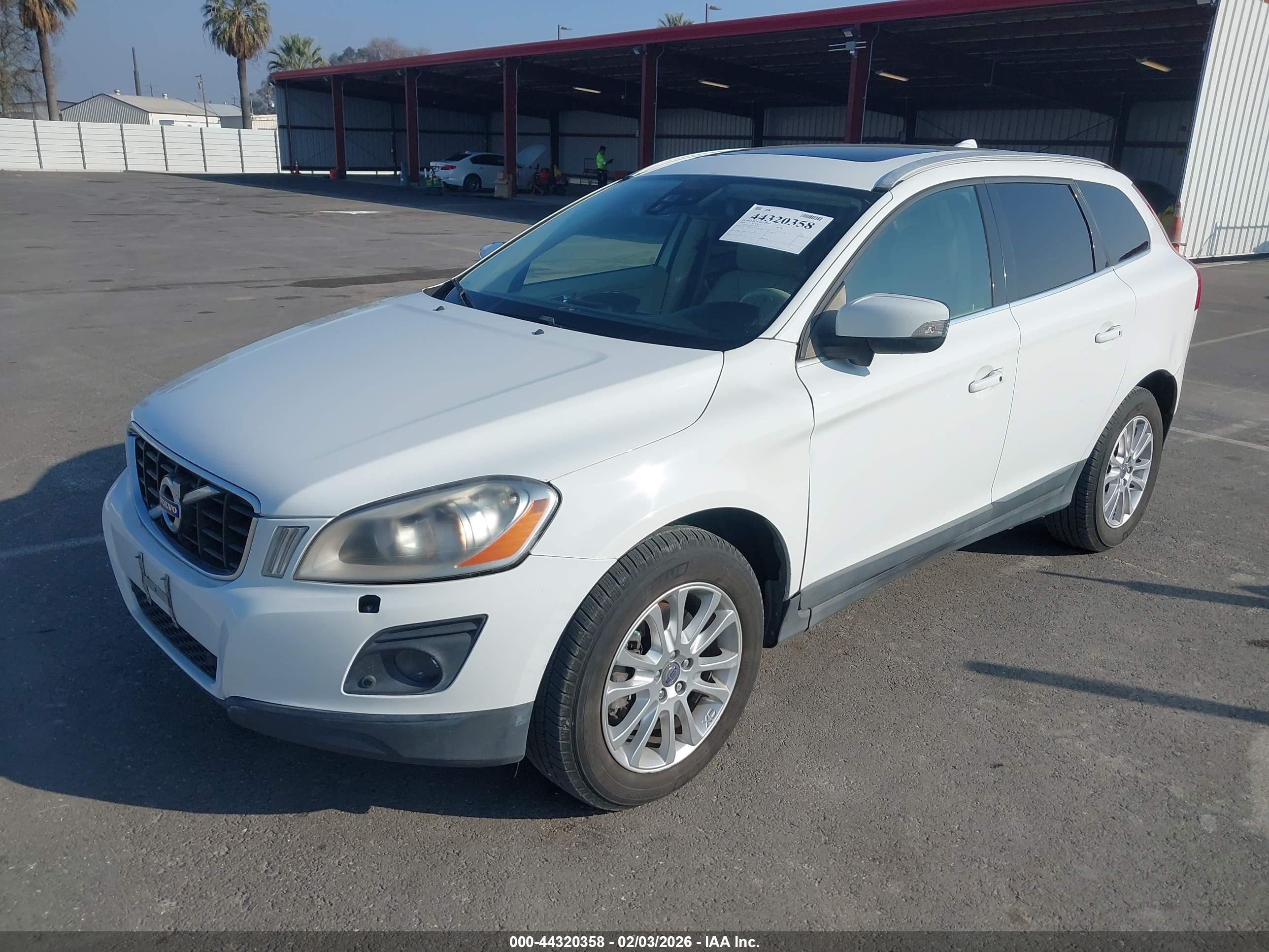 VOLVO XC60 image 2