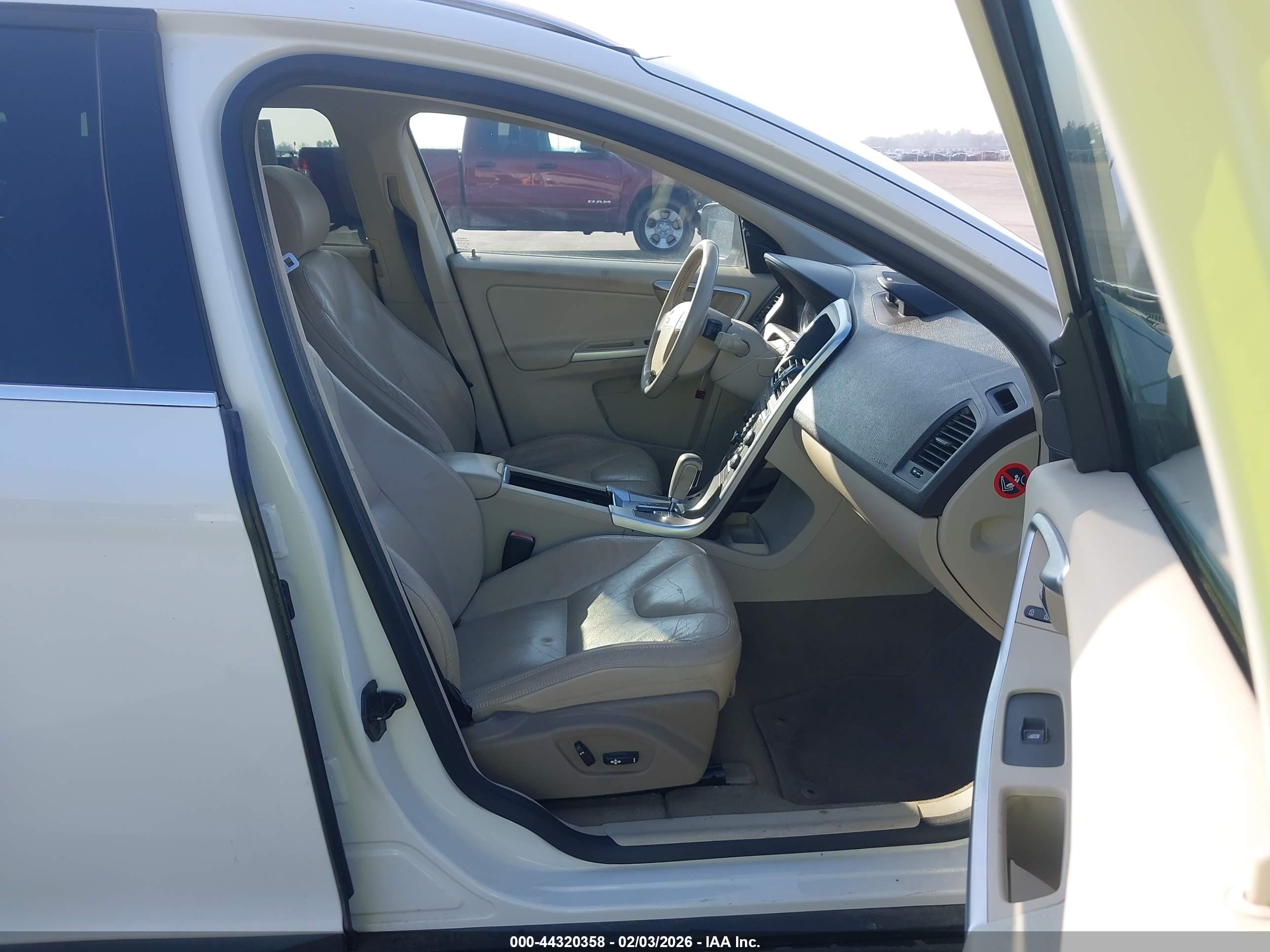 VOLVO XC60 image 5