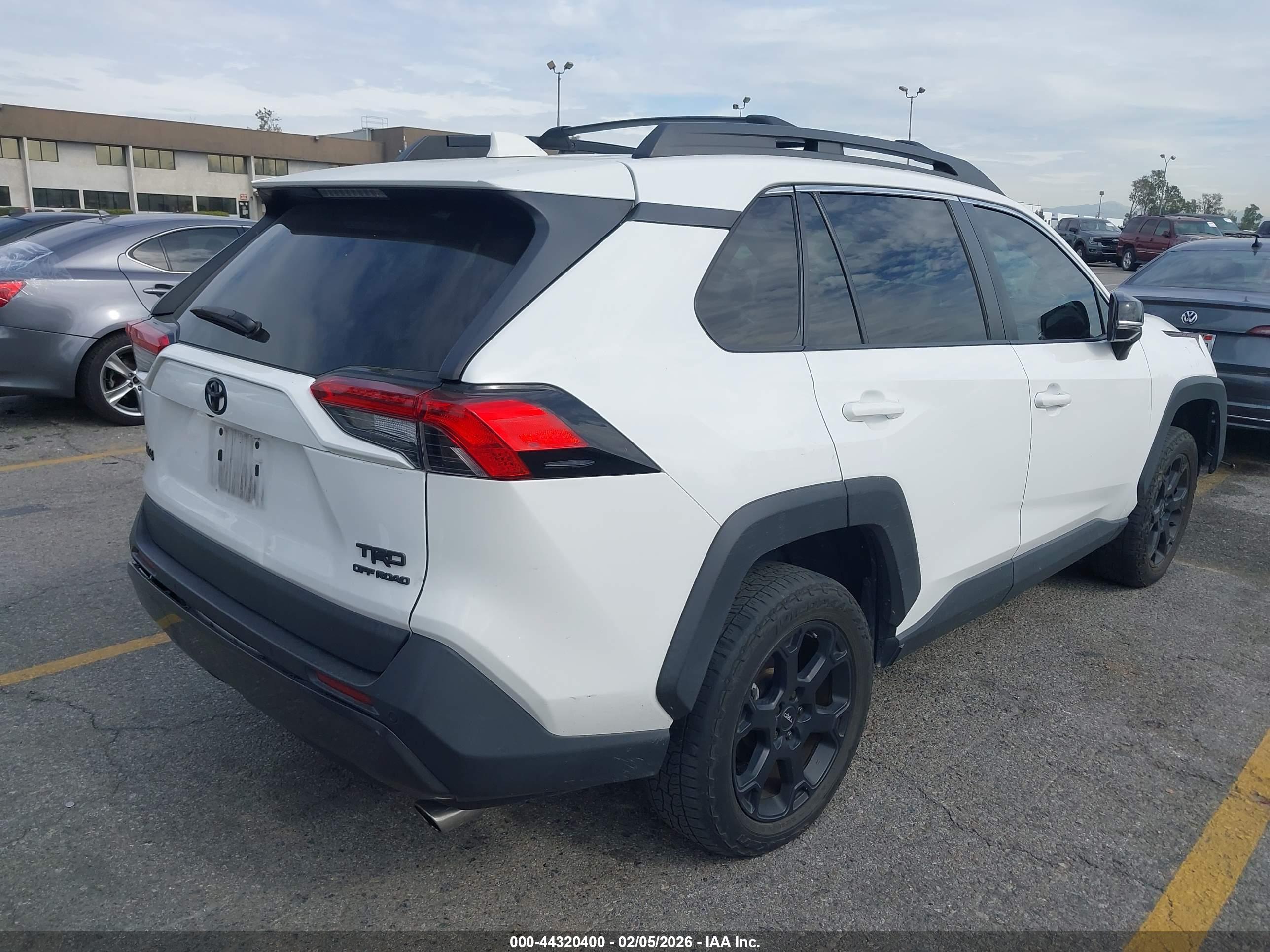 TOYOTA RAV4 image 4