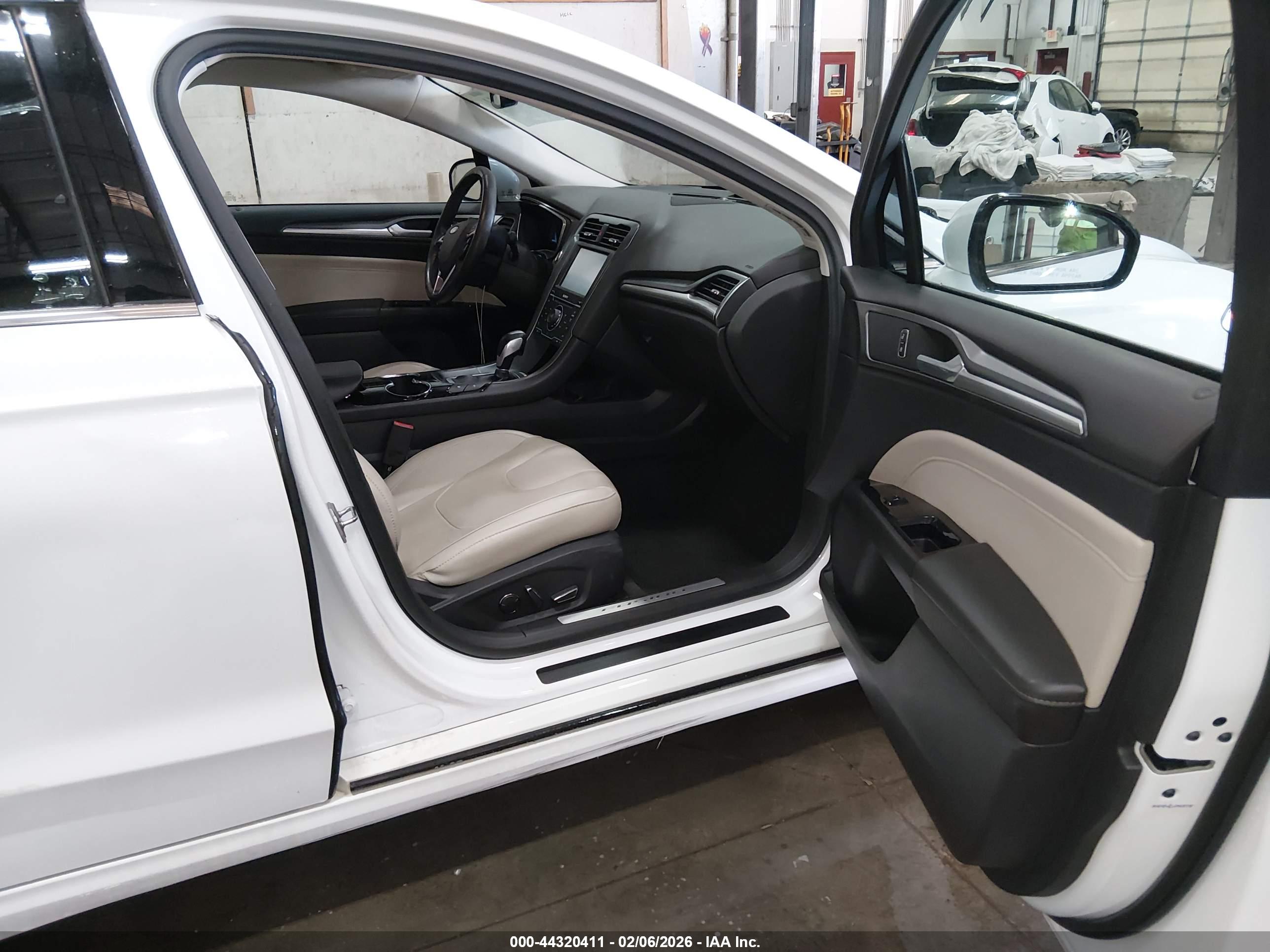 FORD FUSION image 5