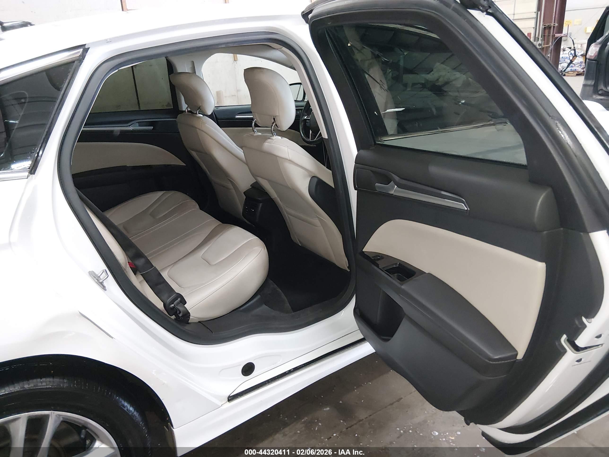 FORD FUSION image 8