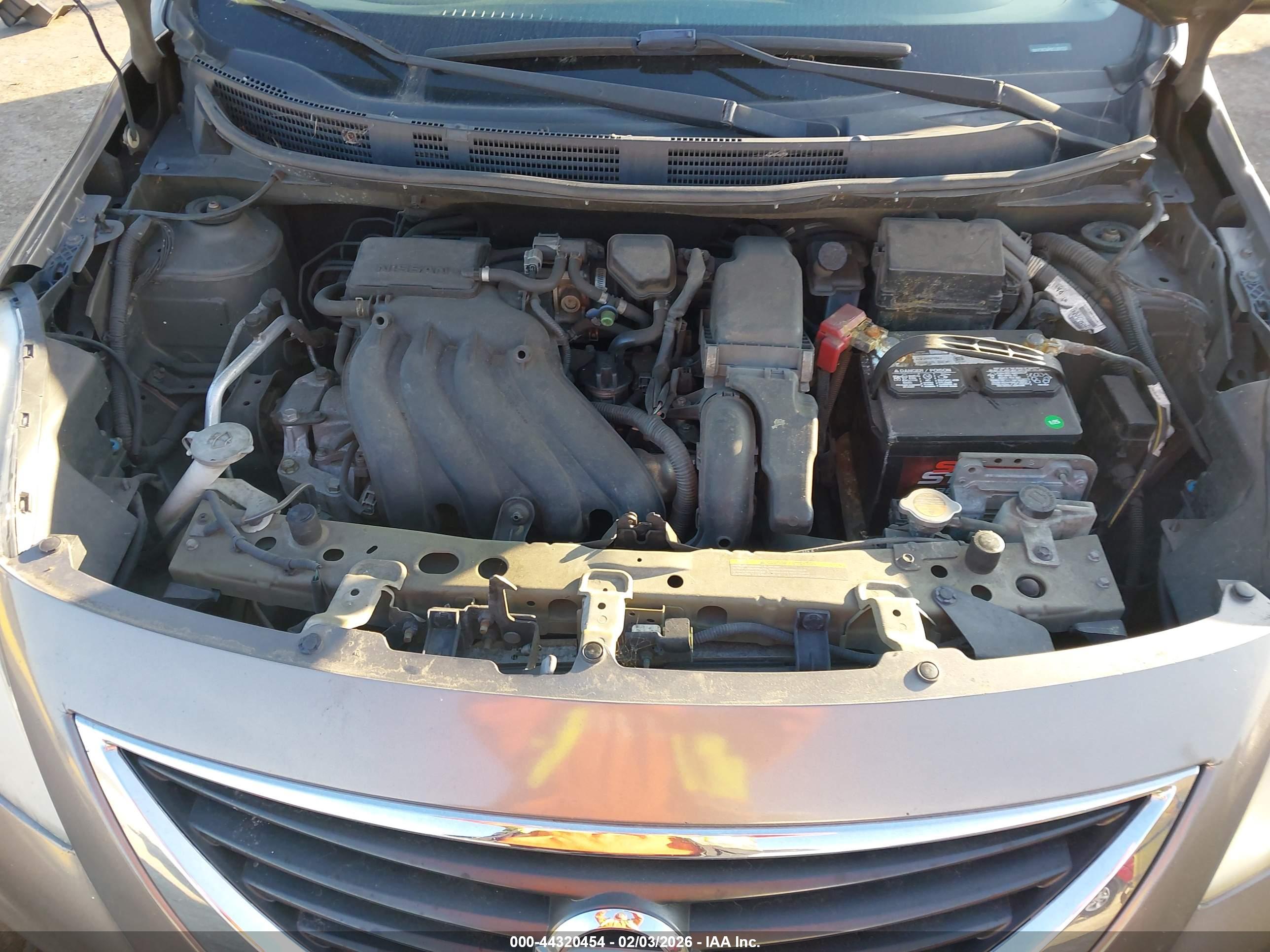 NISSAN VERSA image 10