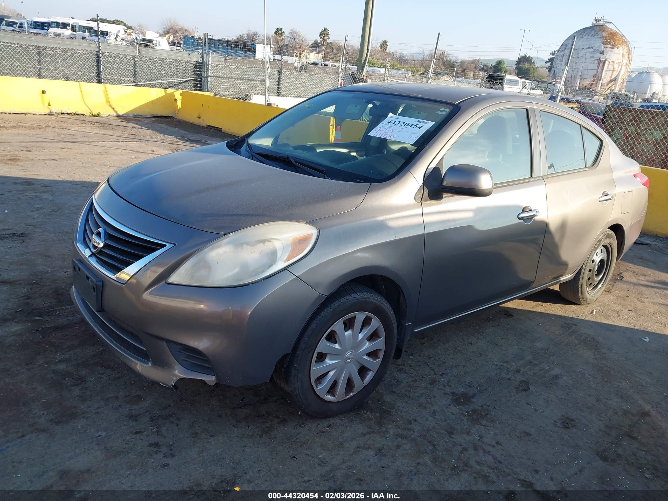 NISSAN VERSA image 2