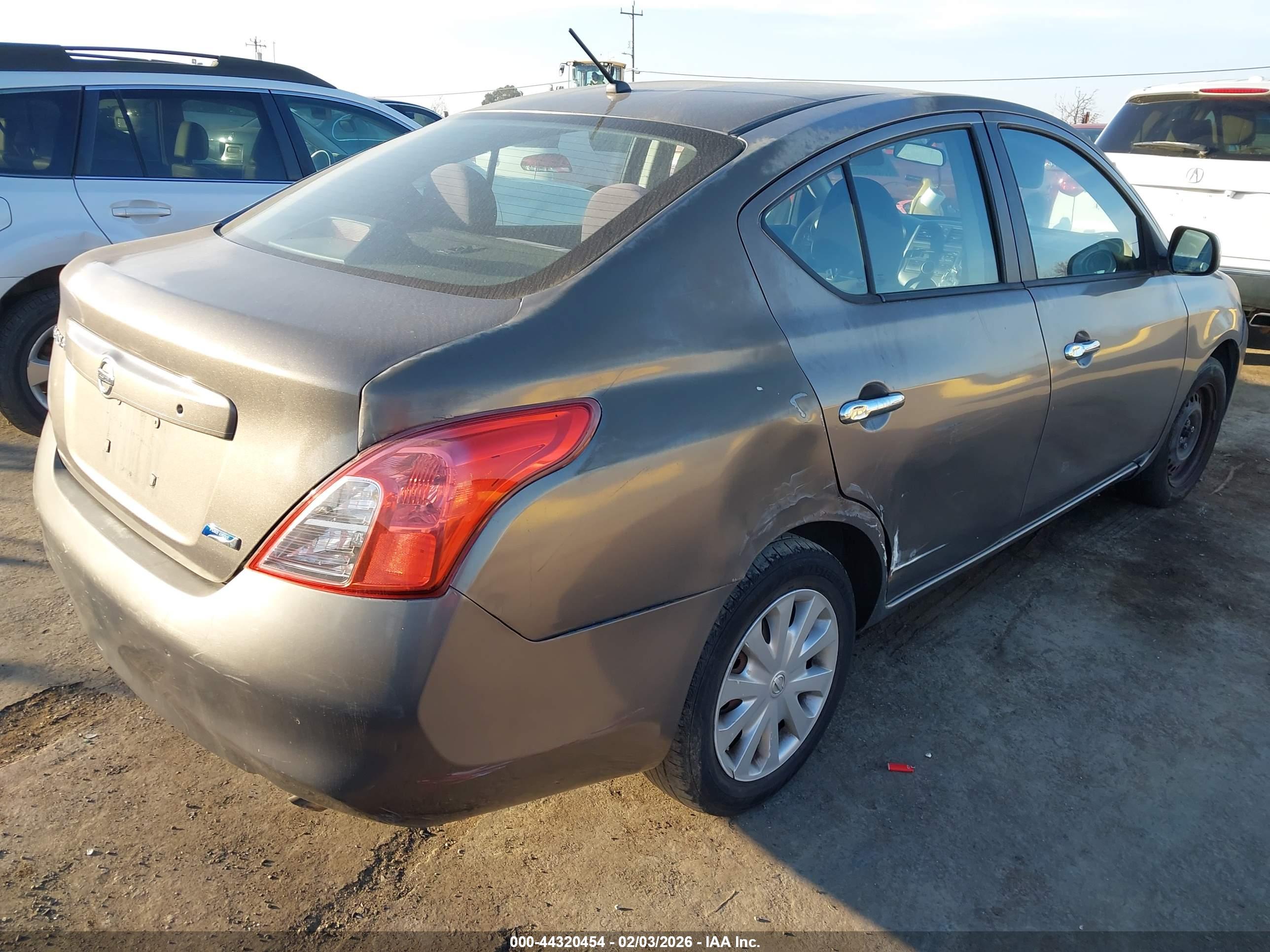 NISSAN VERSA image 4