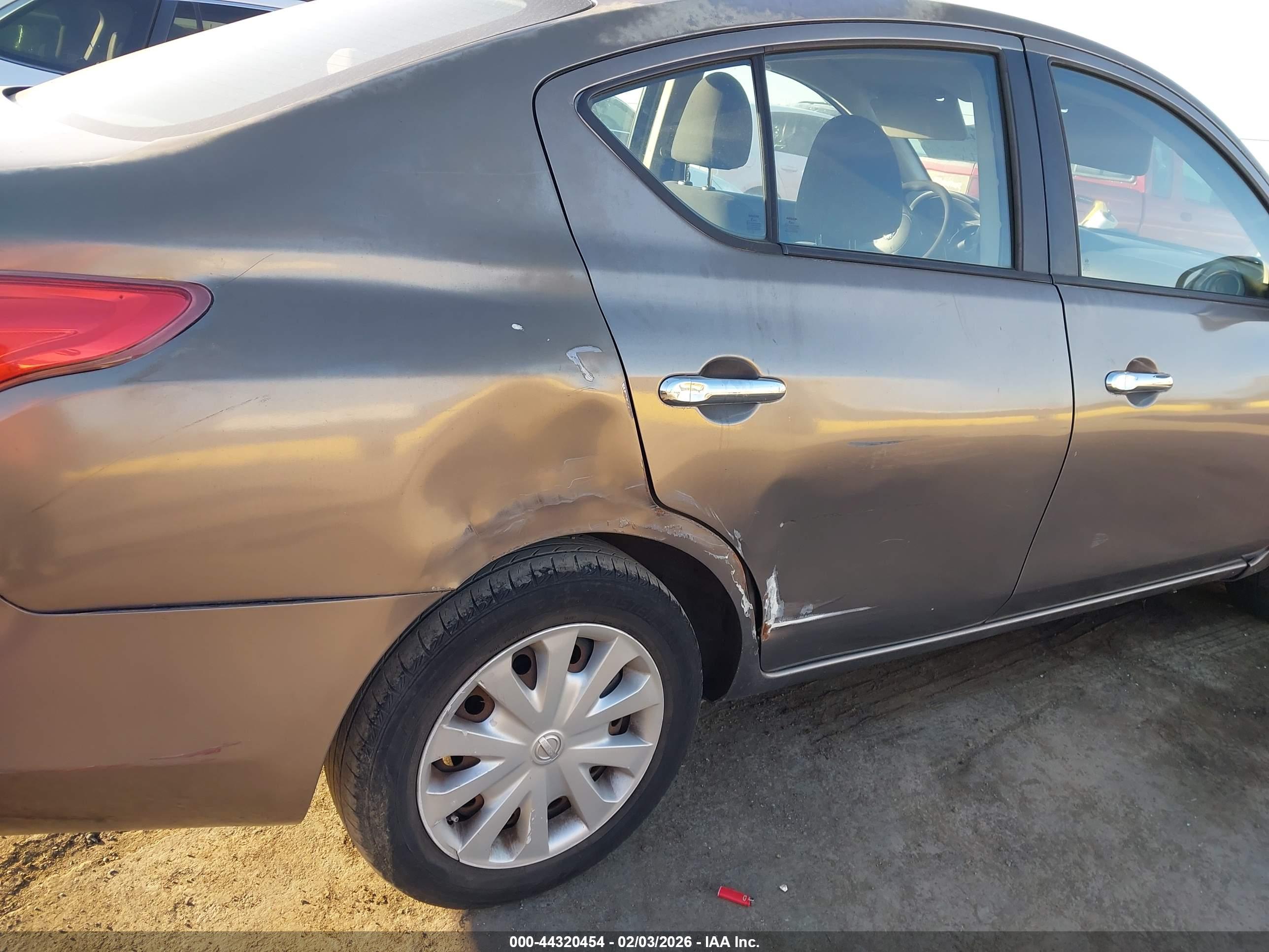NISSAN VERSA image 6