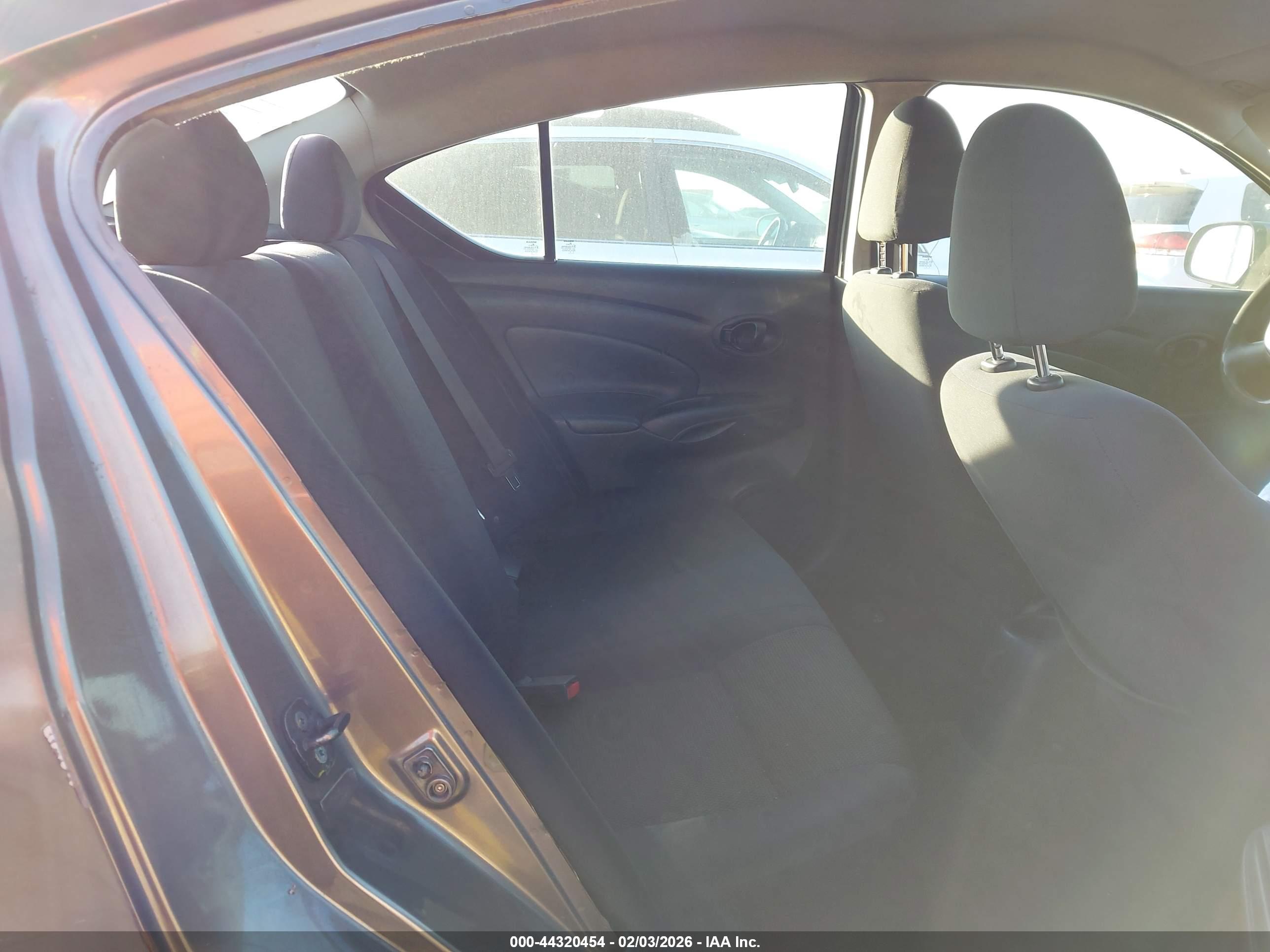NISSAN VERSA image 8
