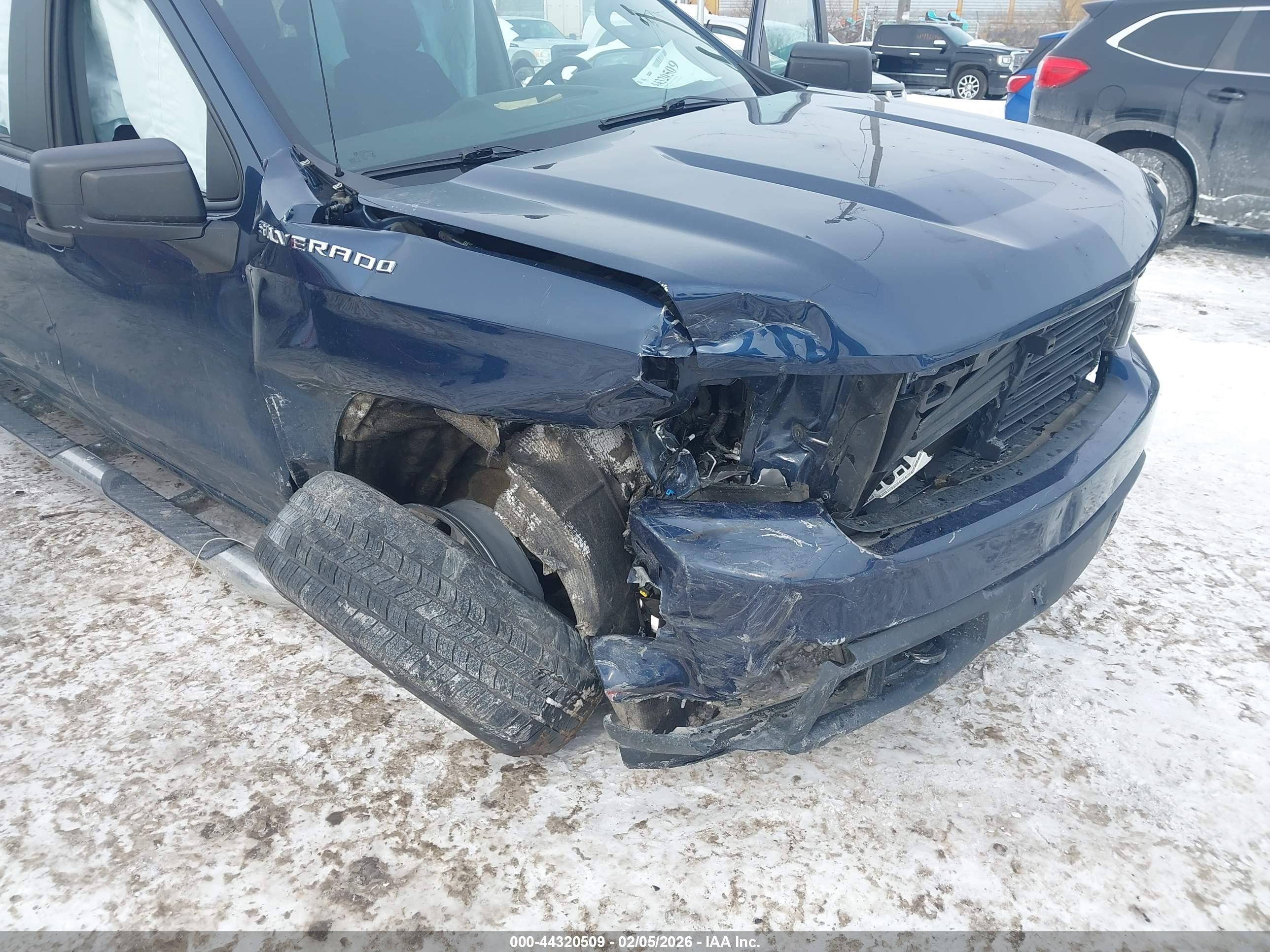 CHEVROLET SILVERADO image 6