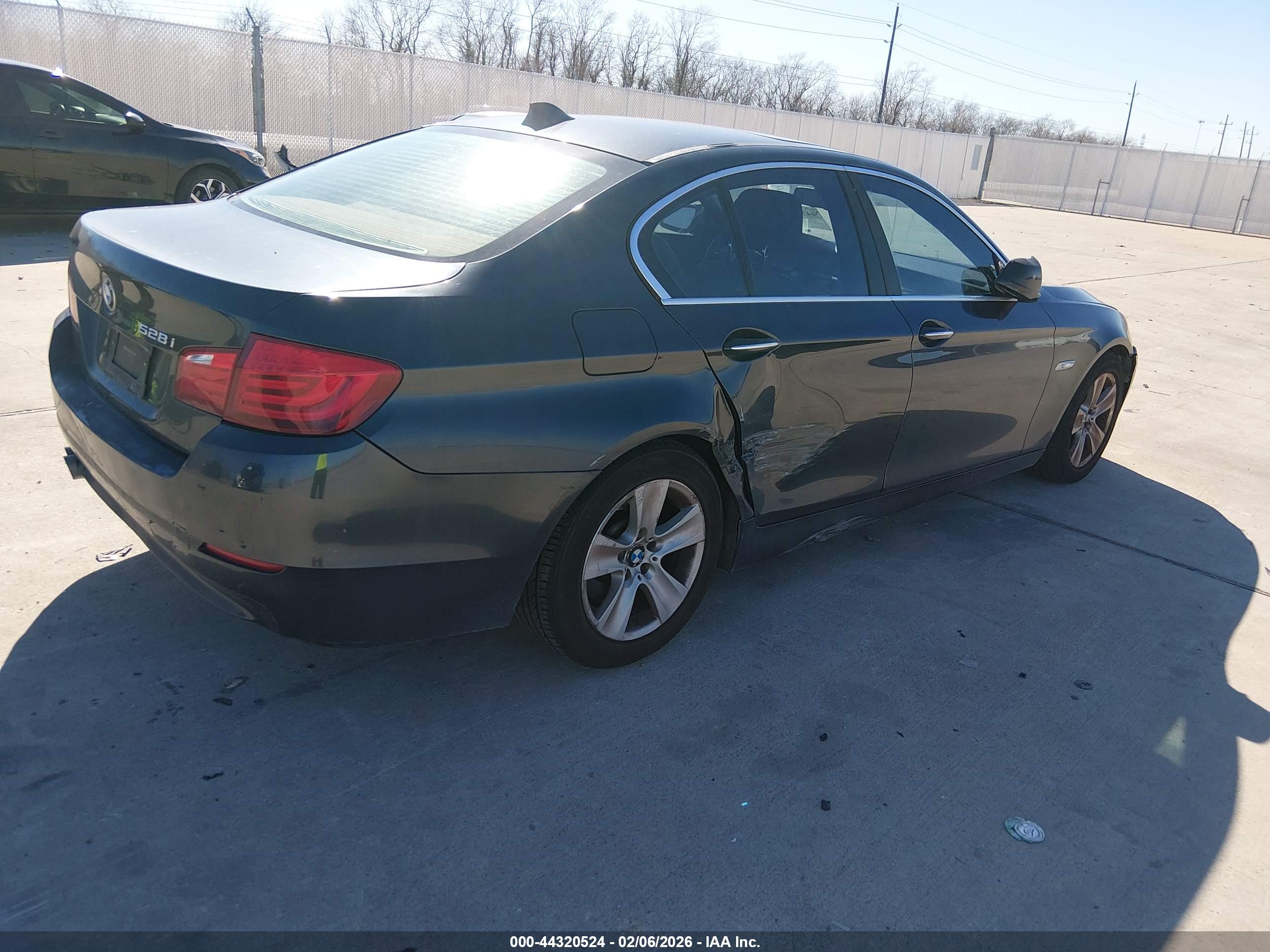 BMW 528I image 4