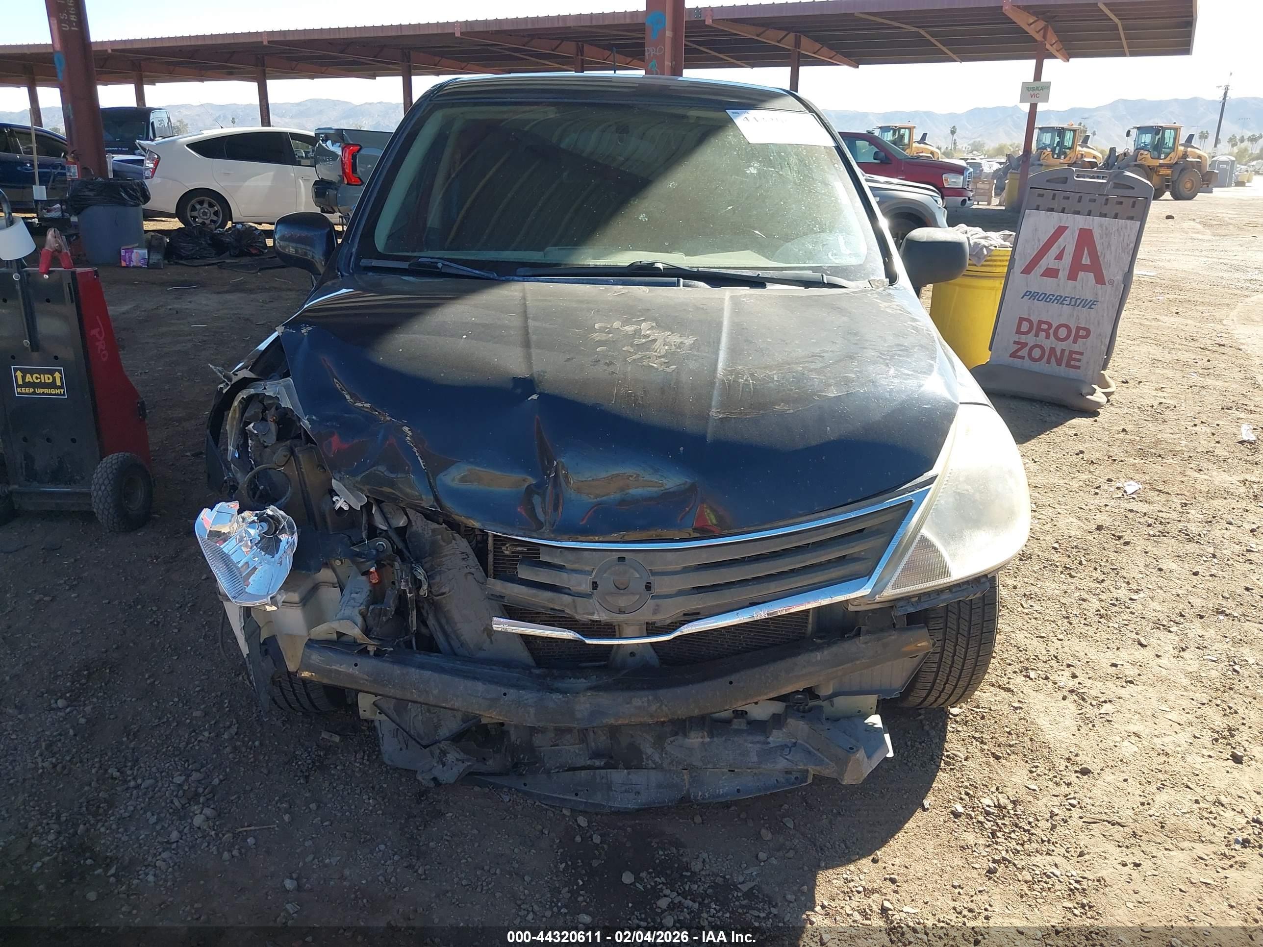 NISSAN VERSA image 6
