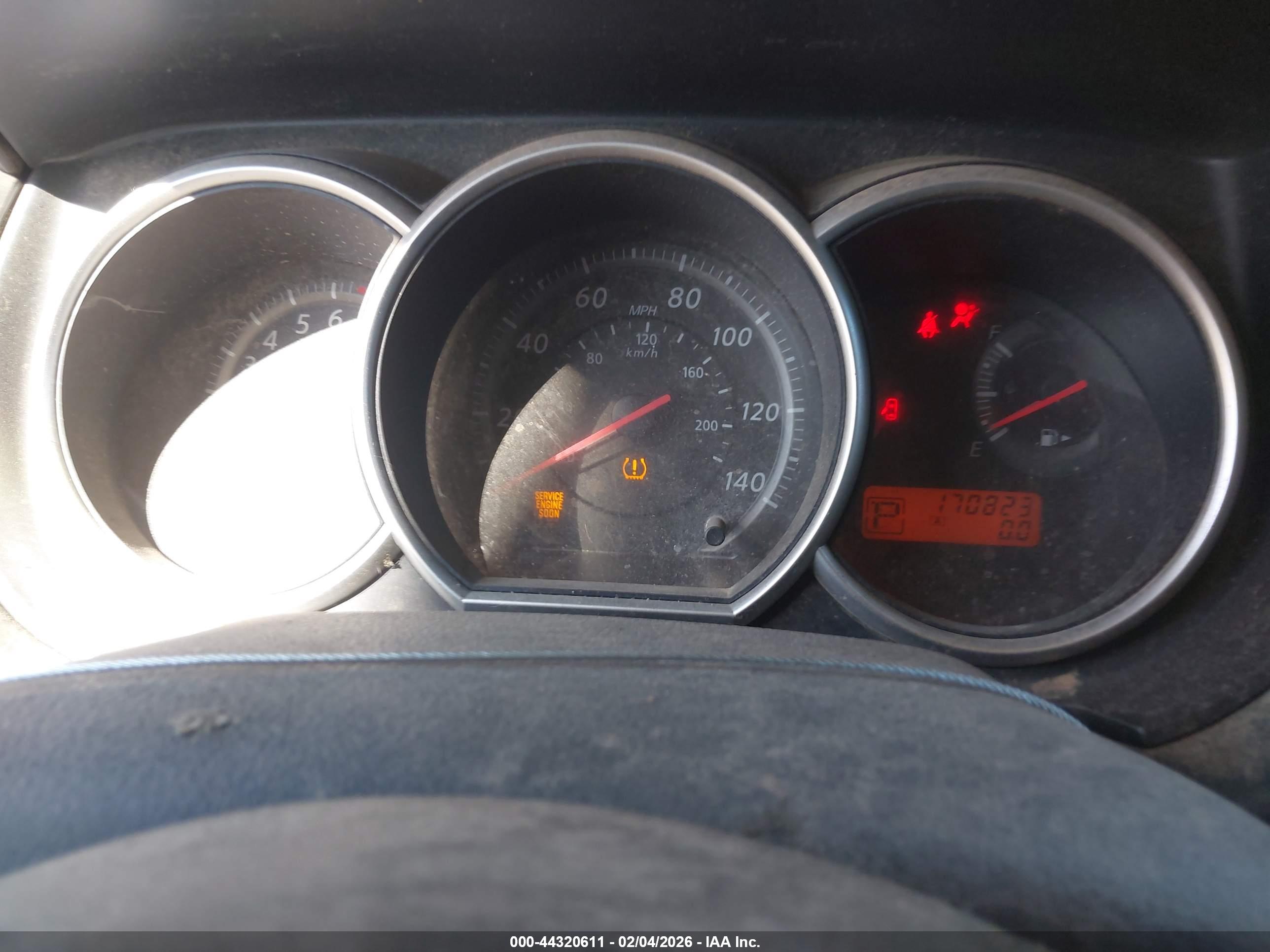 NISSAN VERSA image 7