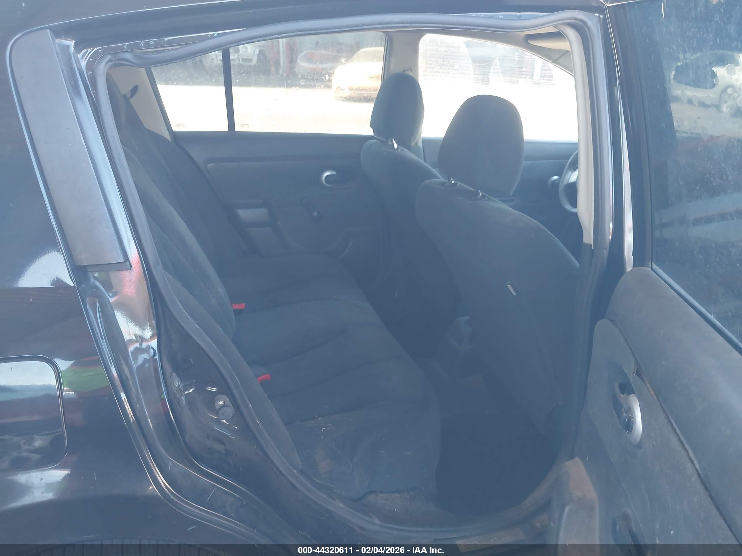 NISSAN VERSA image 8