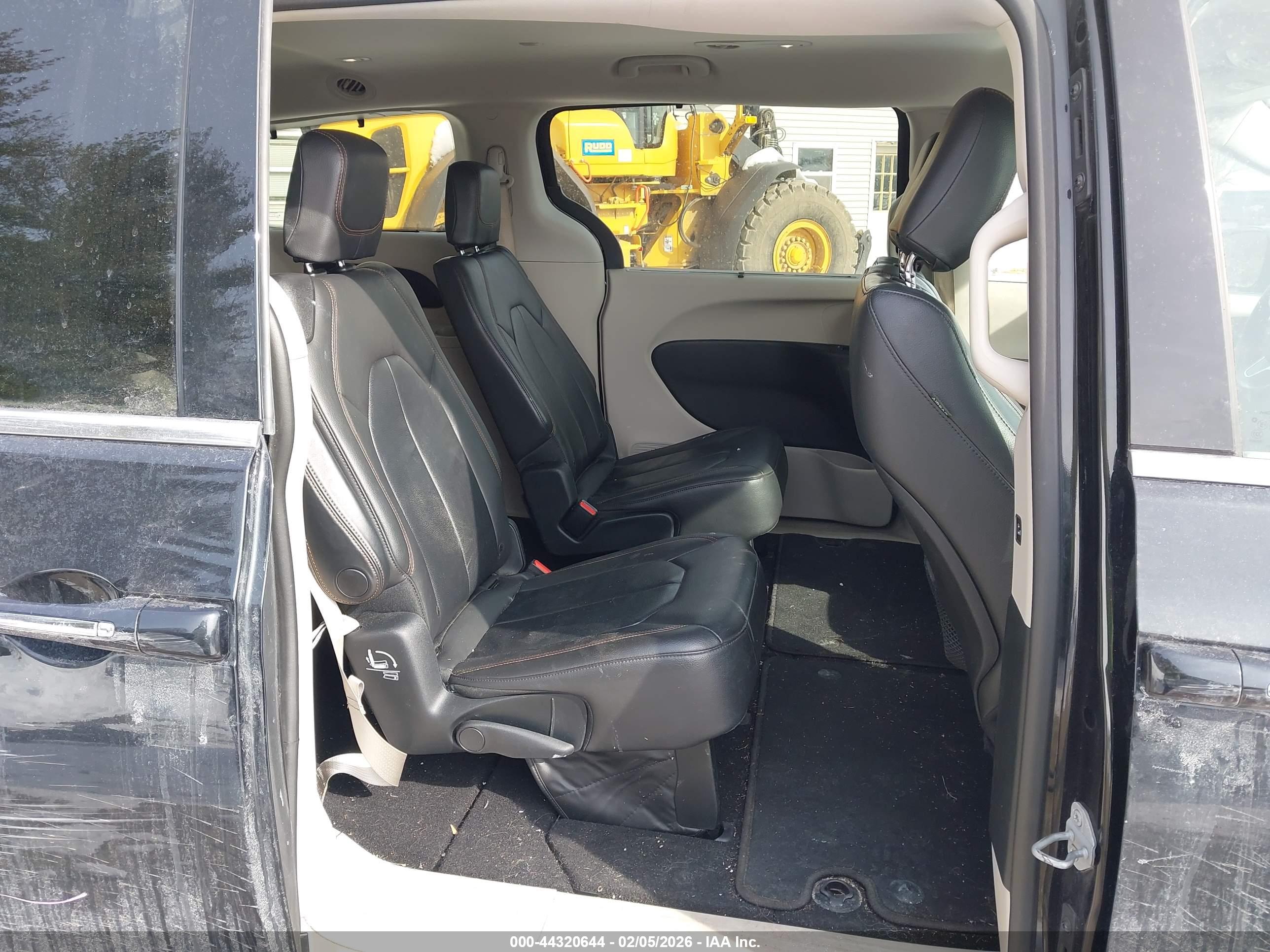 CHRYSLER PACIFICA image 8