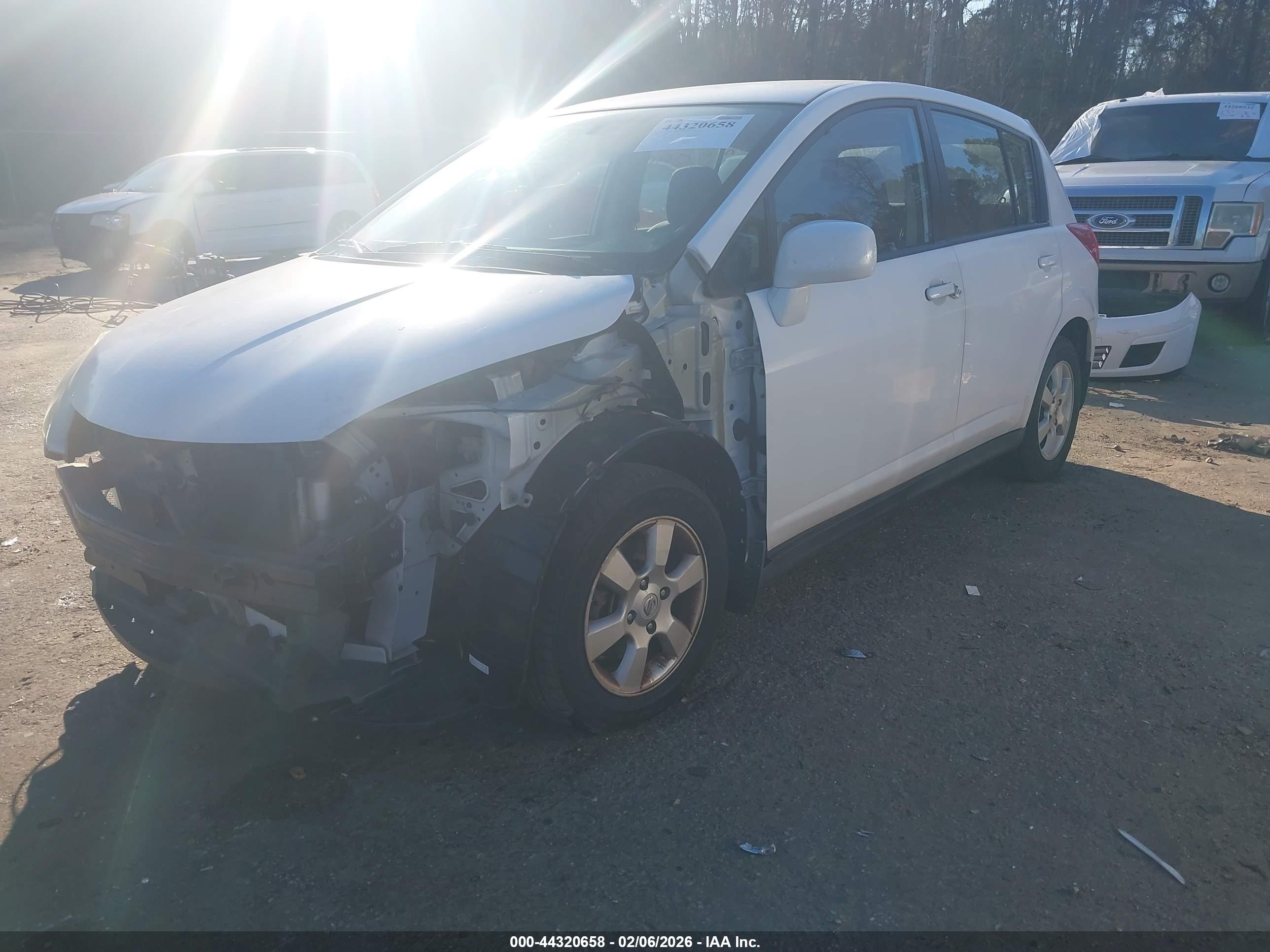NISSAN VERSA image 6