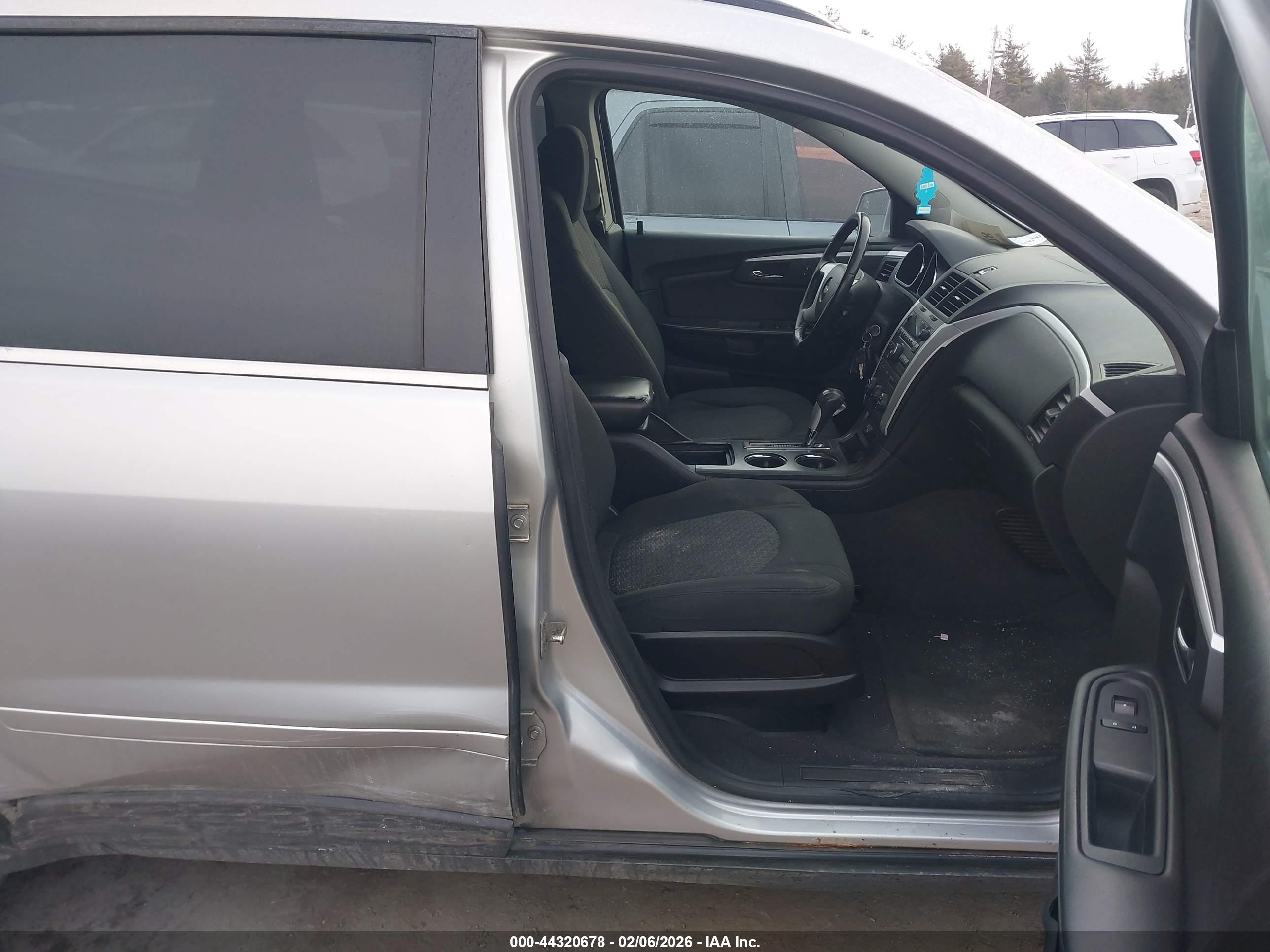 CHEVROLET TRAVERSE image 5