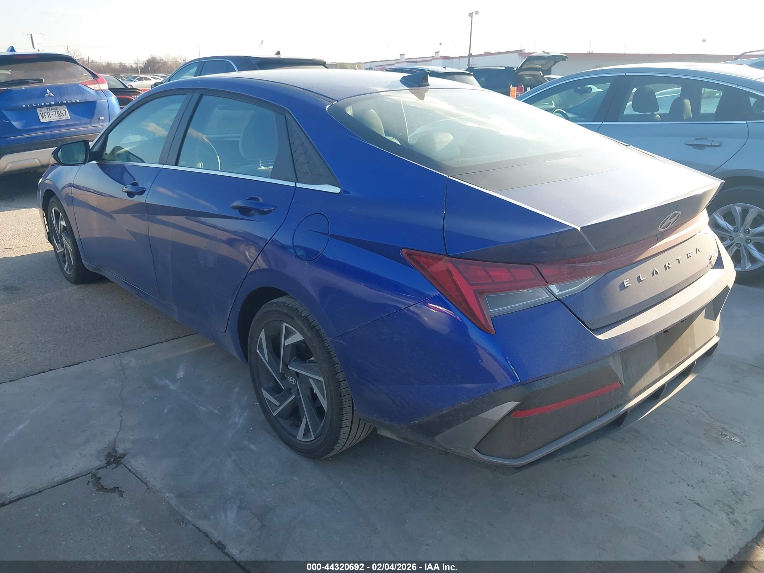 HYUNDAI ELANTRA image 3