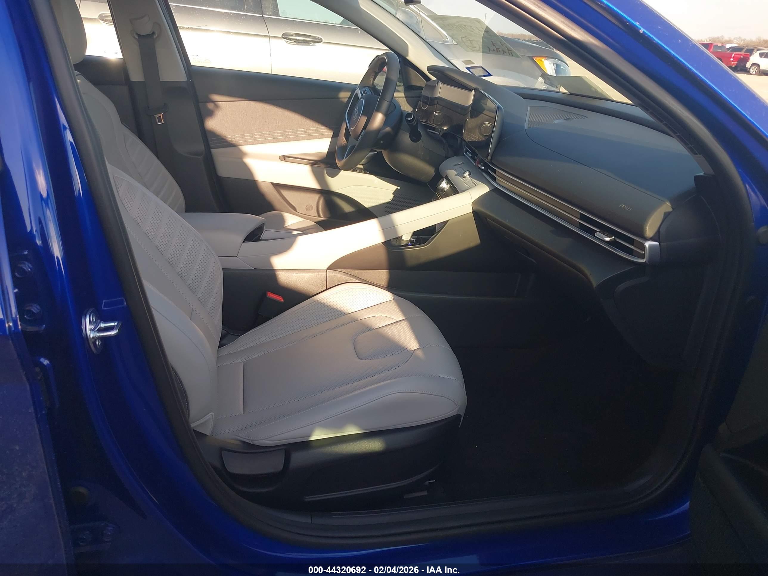 HYUNDAI ELANTRA image 5