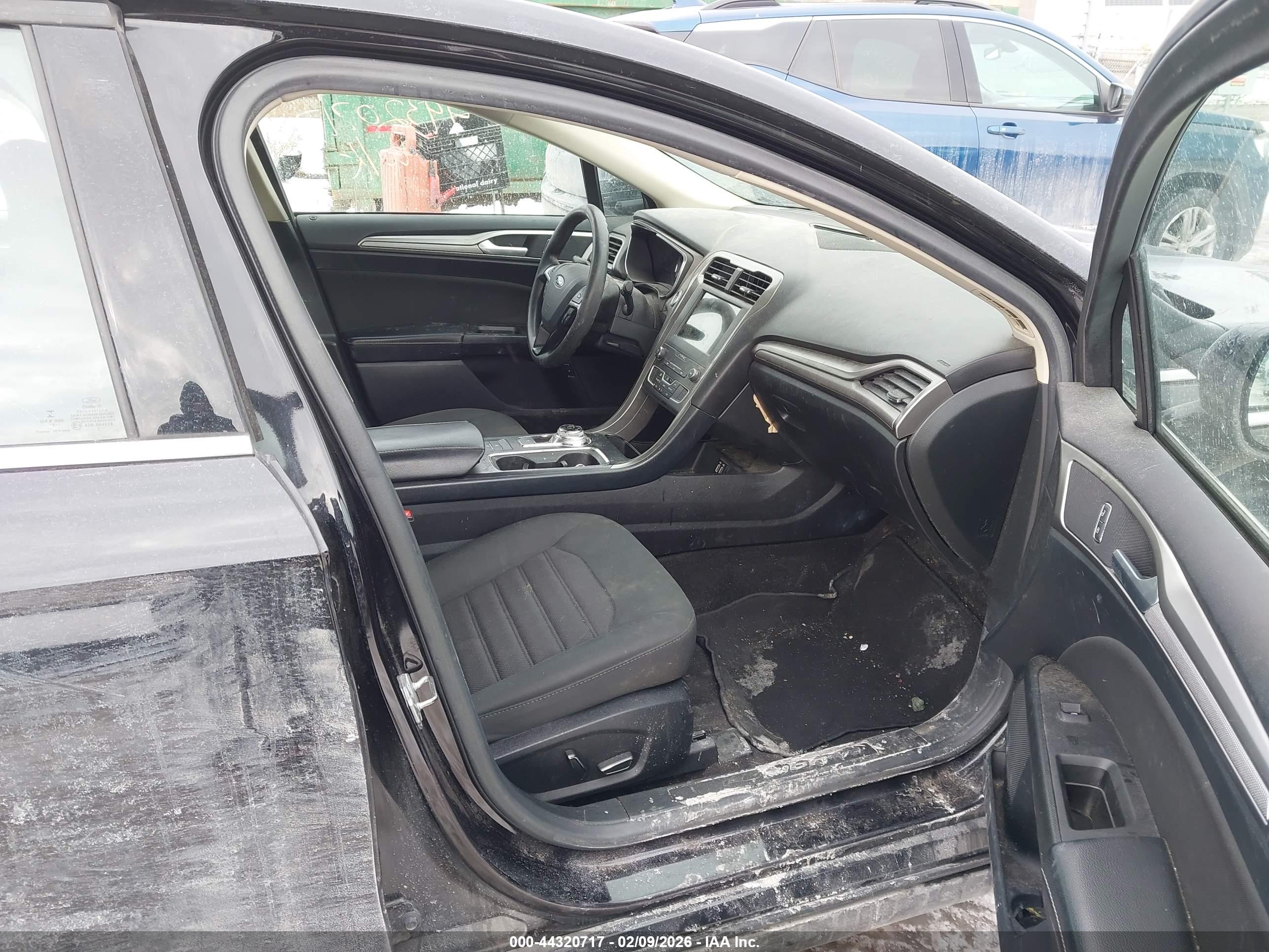 FORD FUSION image 5