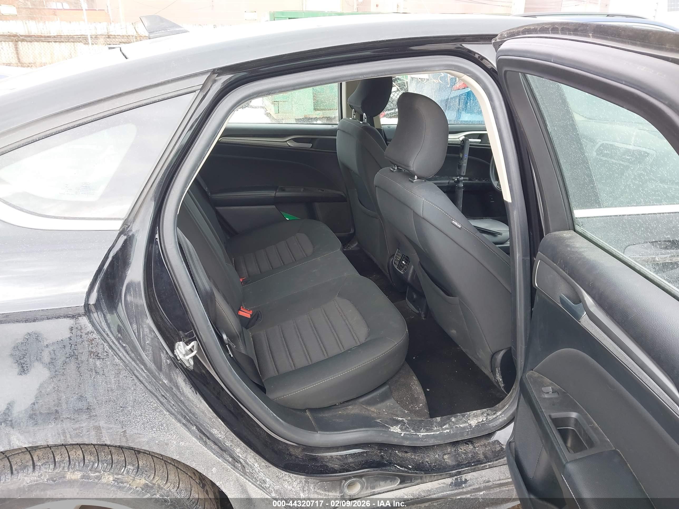 FORD FUSION image 8