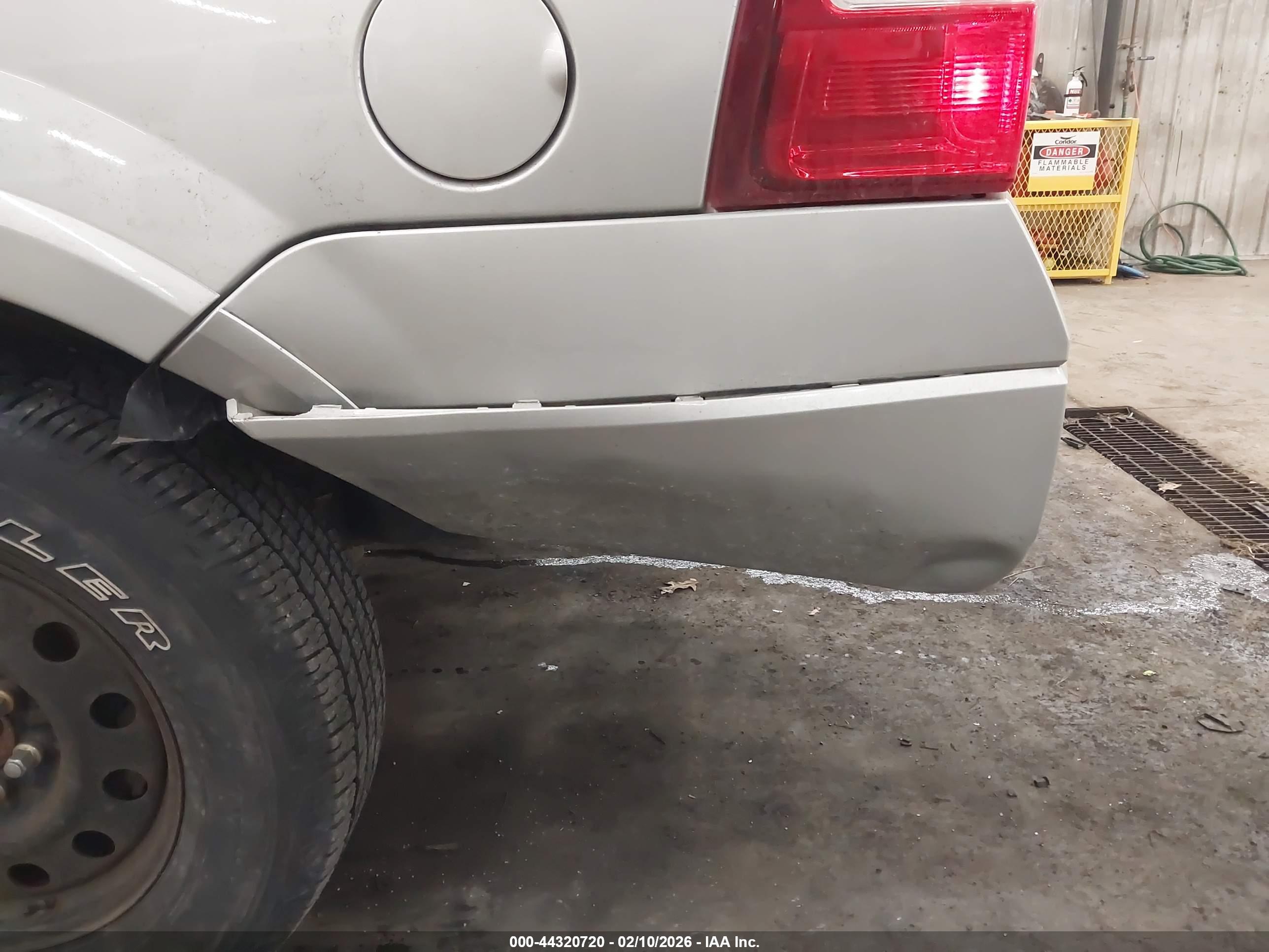 FORD EXPEDITION image 6