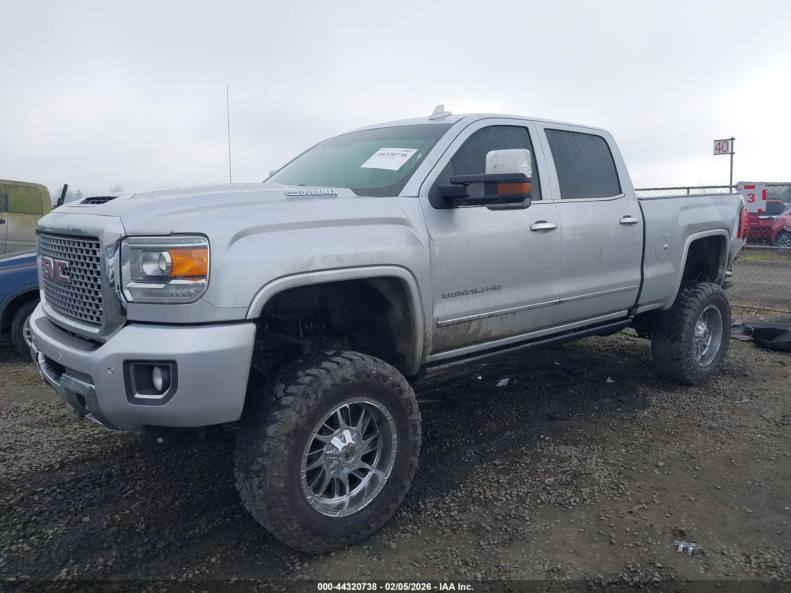 GMC SIERRA image 2
