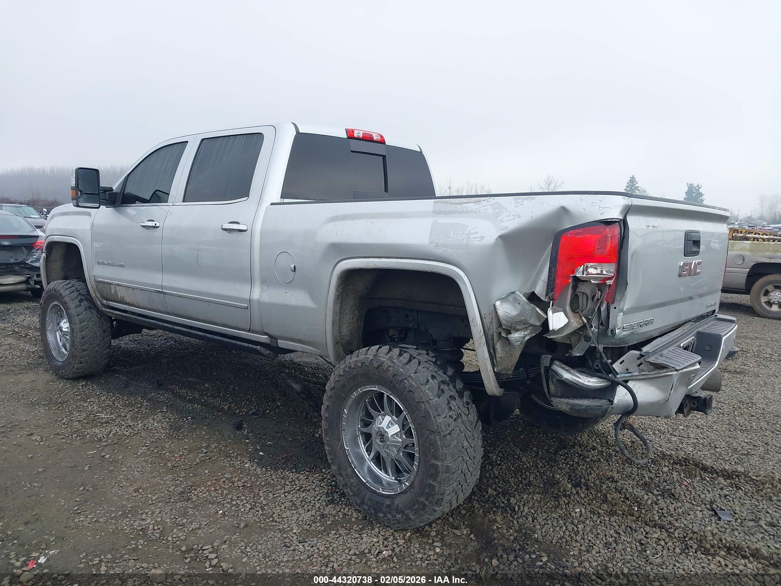 GMC SIERRA image 3