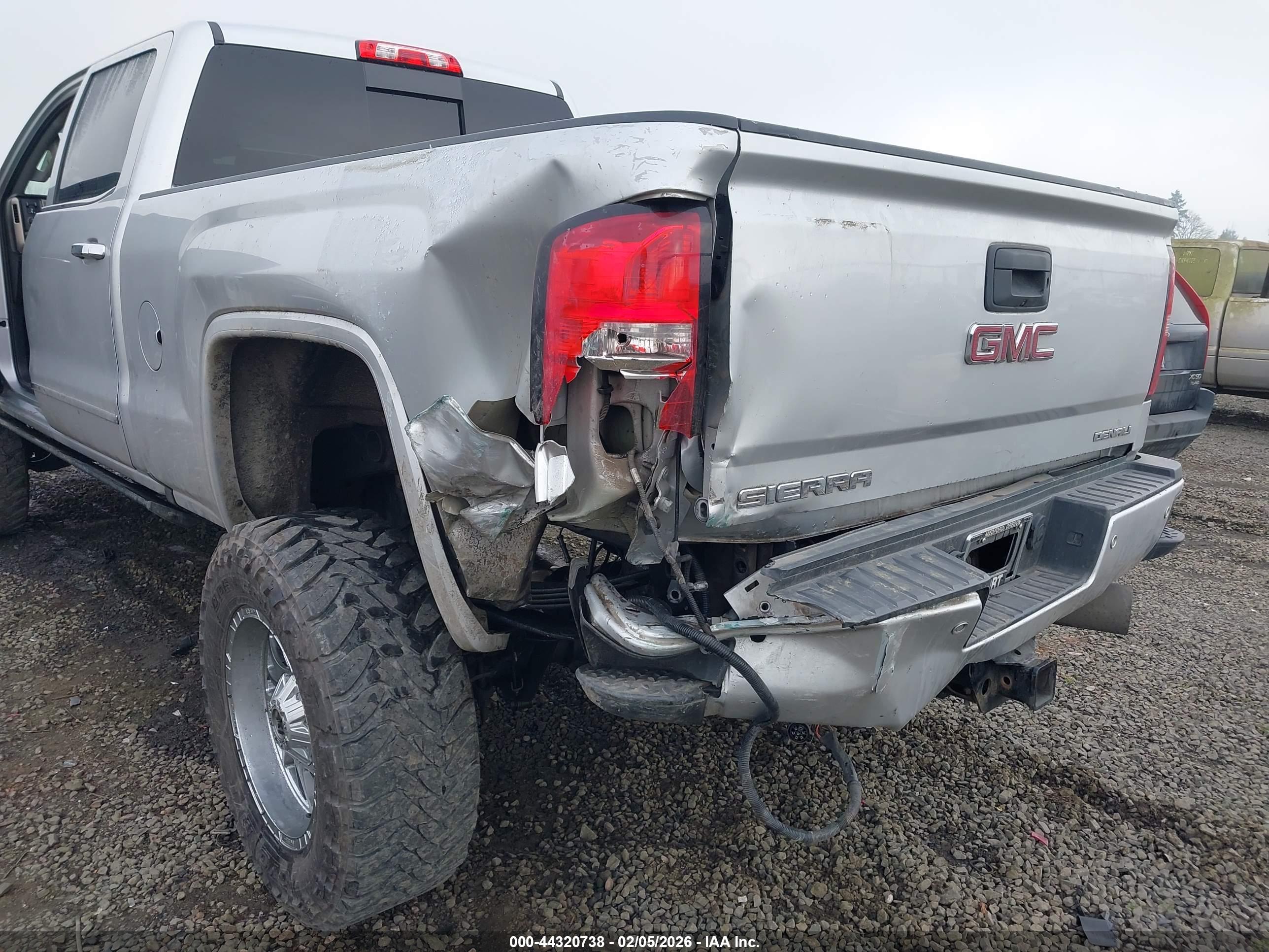 GMC SIERRA image 6