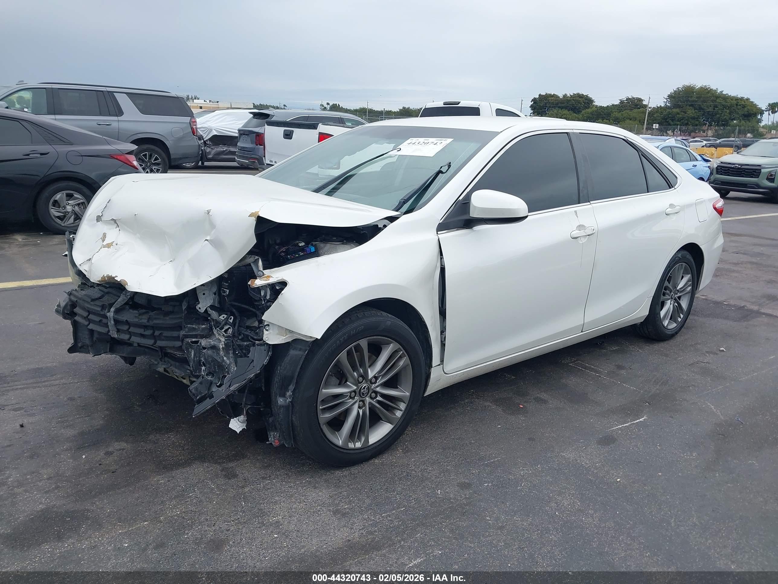 TOYOTA CAMRY image 2