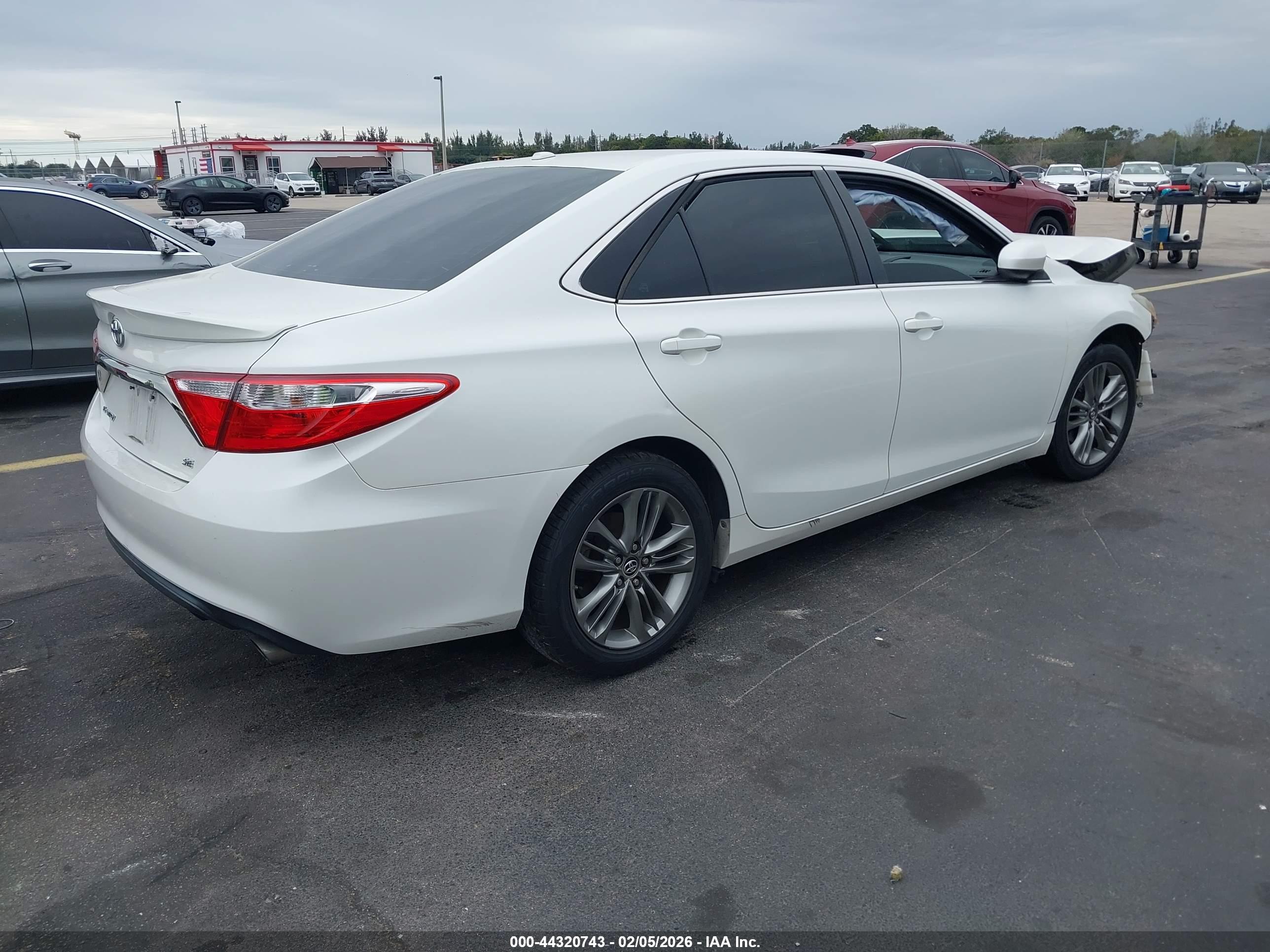 TOYOTA CAMRY image 4