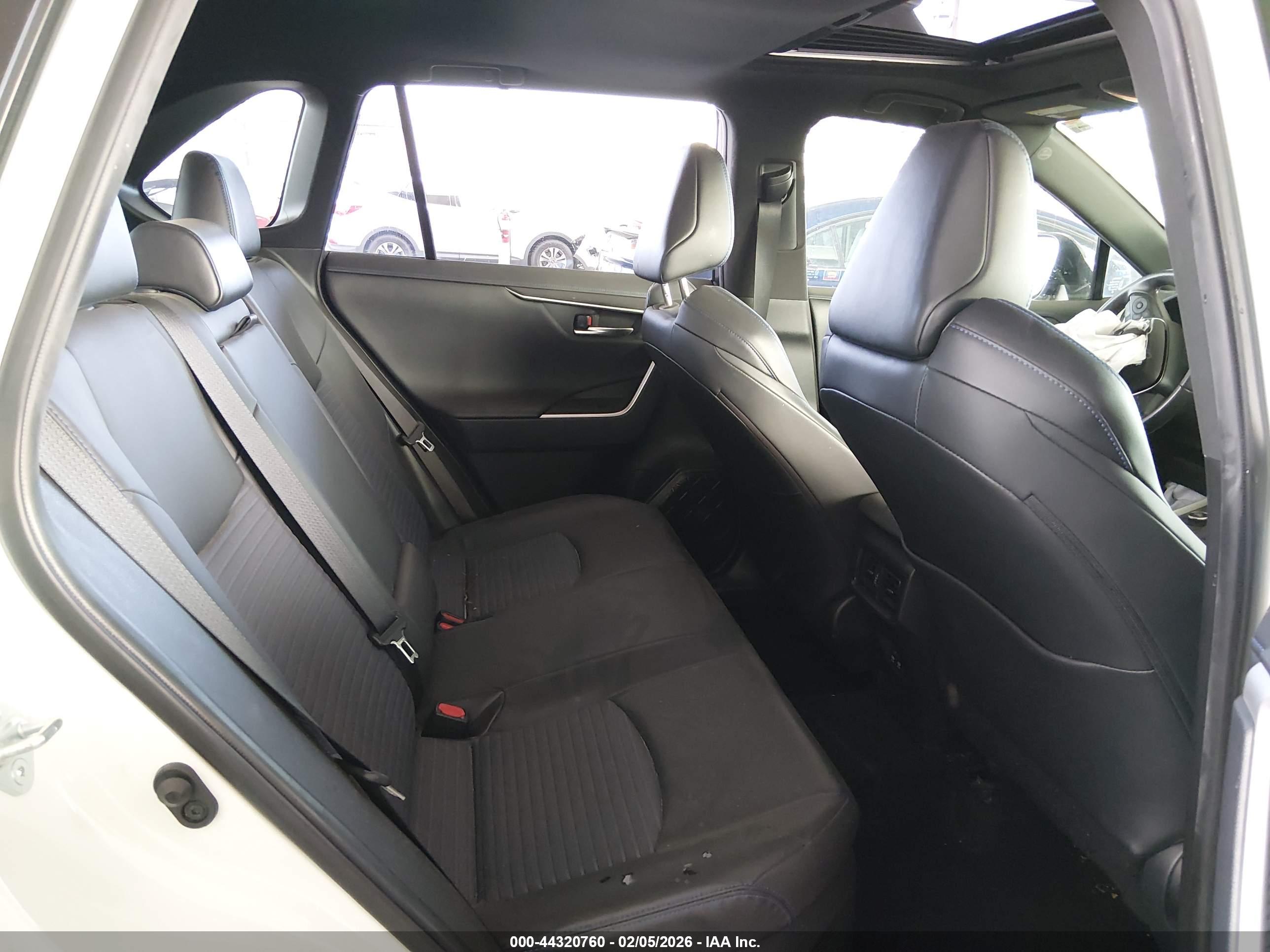 TOYOTA RAV4 image 8