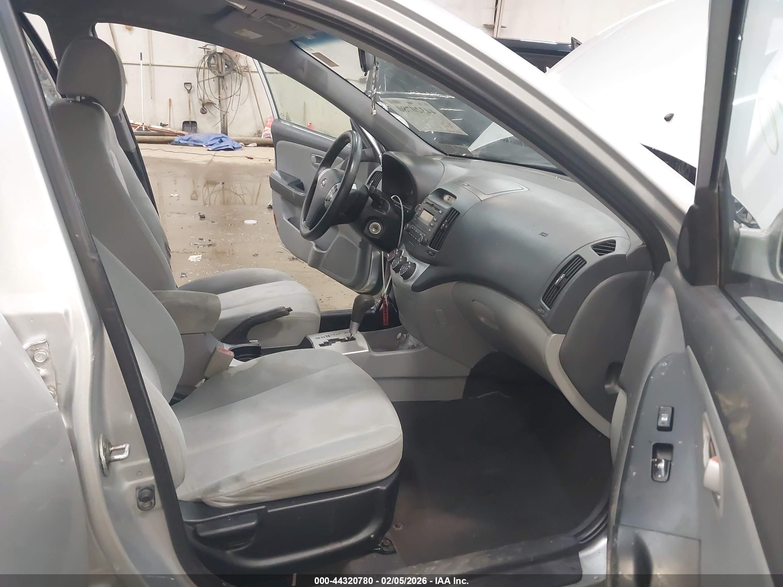 HYUNDAI ELANTRA image 5