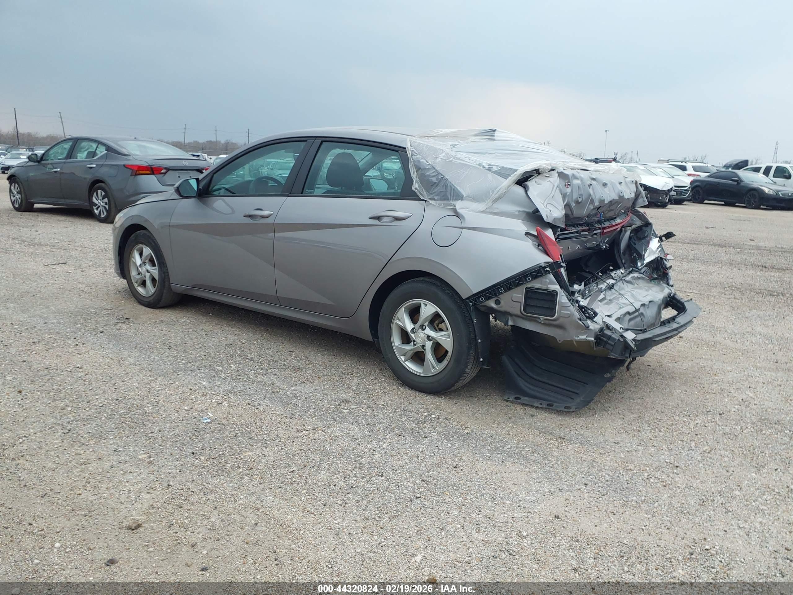 HYUNDAI ELANTRA image 3