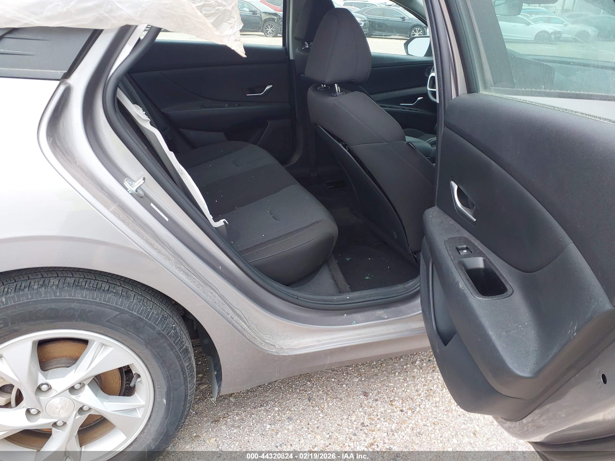 HYUNDAI ELANTRA image 8
