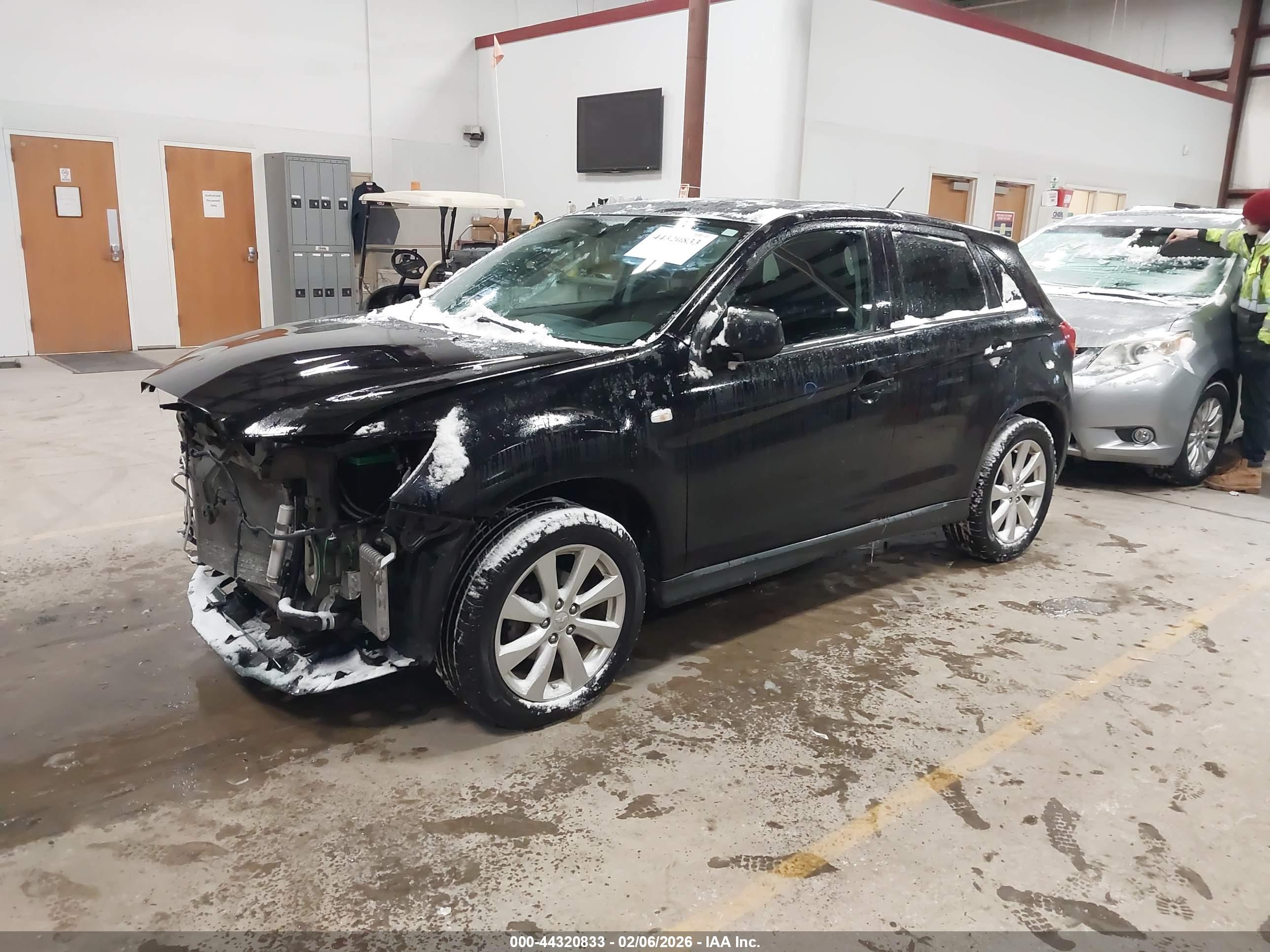 MITSUBISHI OUTLANDER image 2