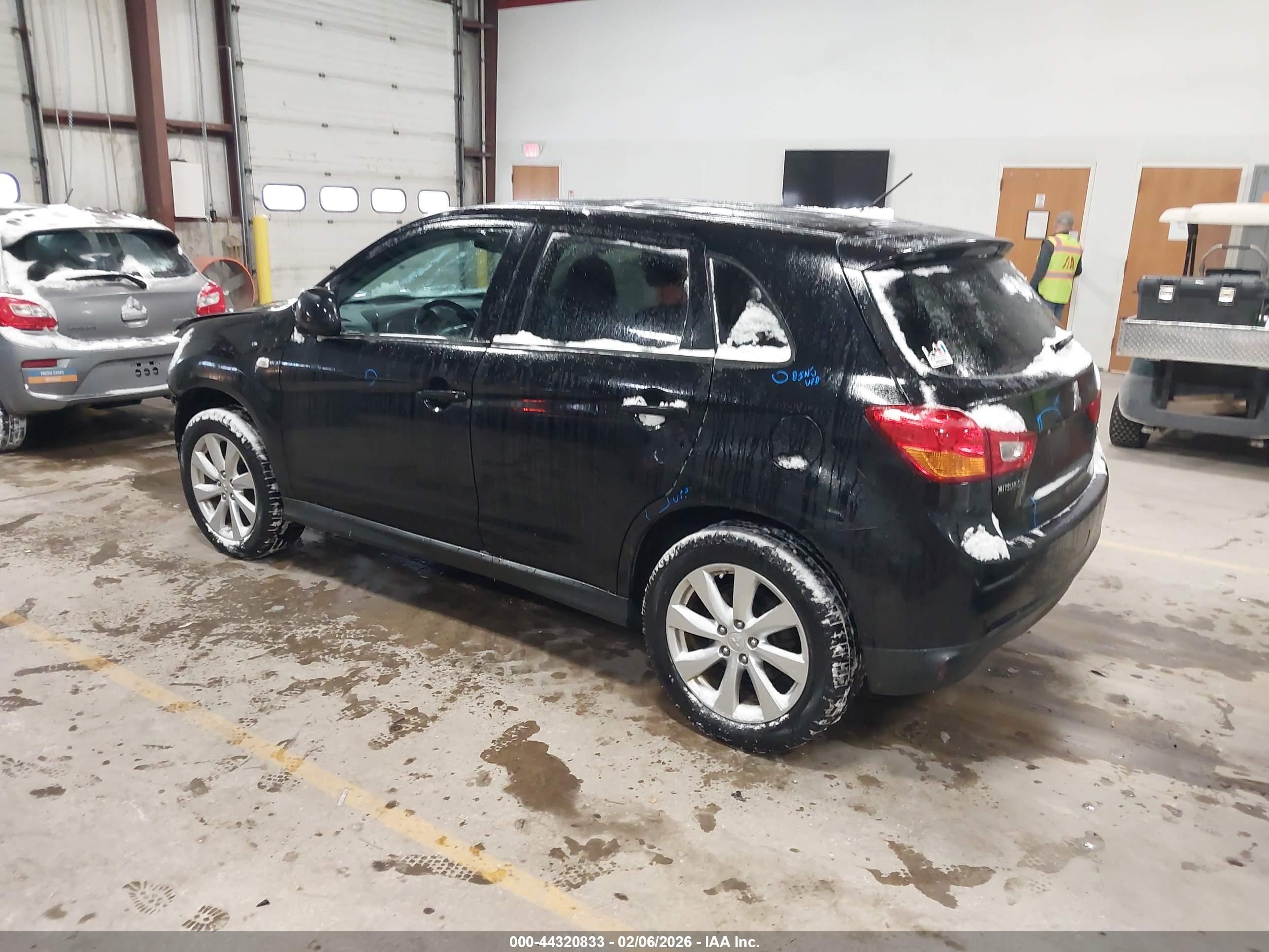 MITSUBISHI OUTLANDER image 3