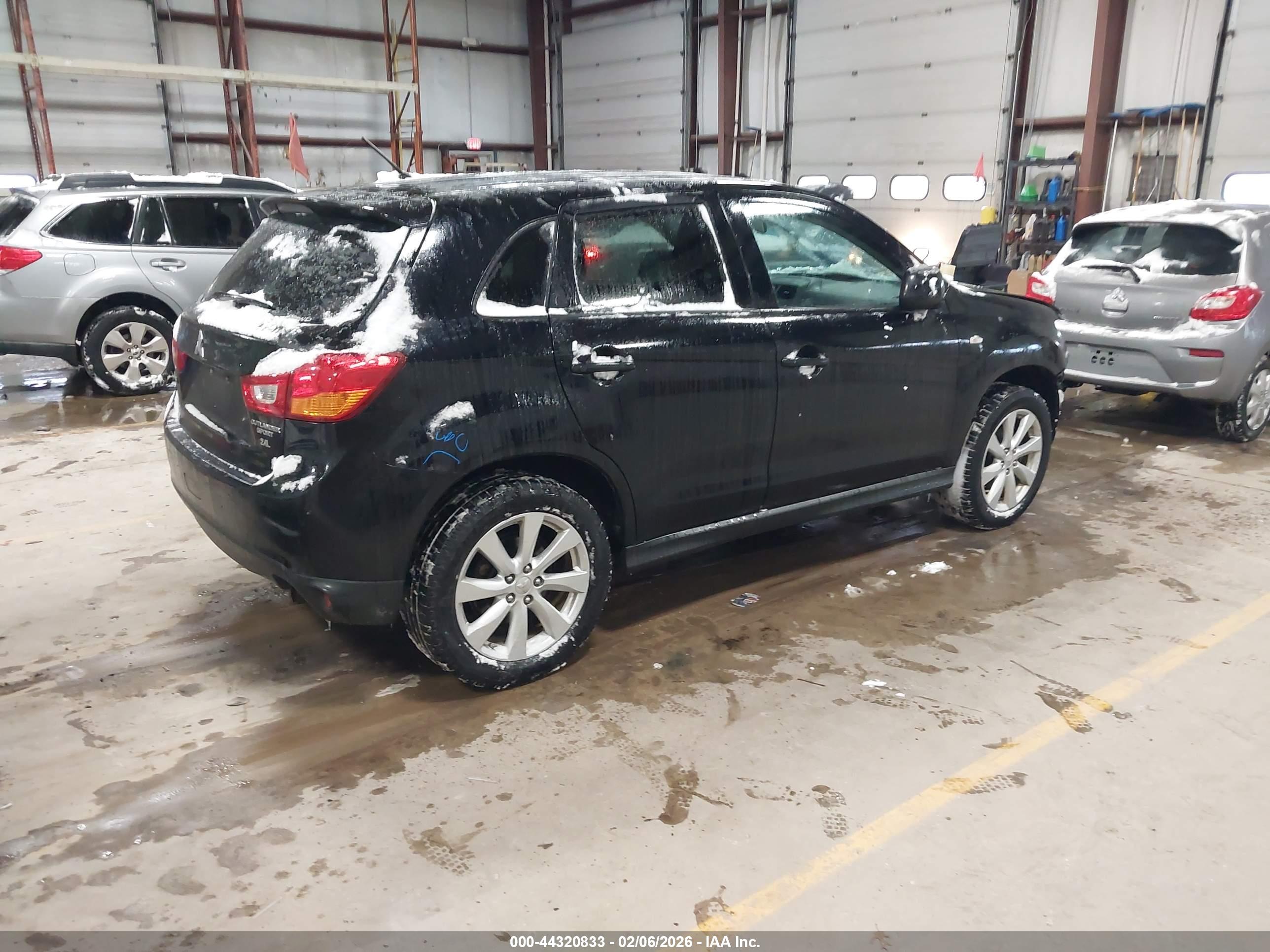MITSUBISHI OUTLANDER image 4