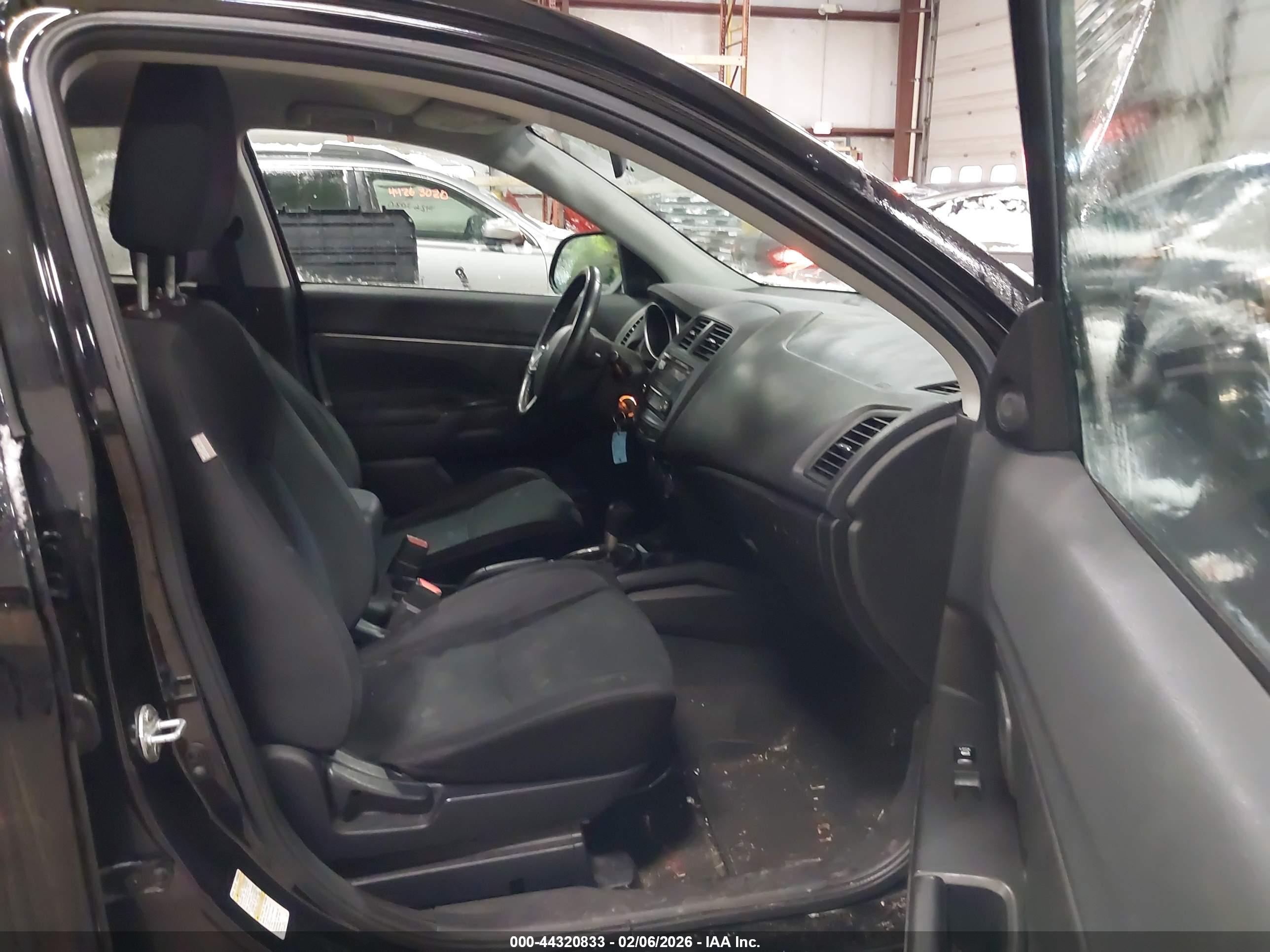 MITSUBISHI OUTLANDER image 5
