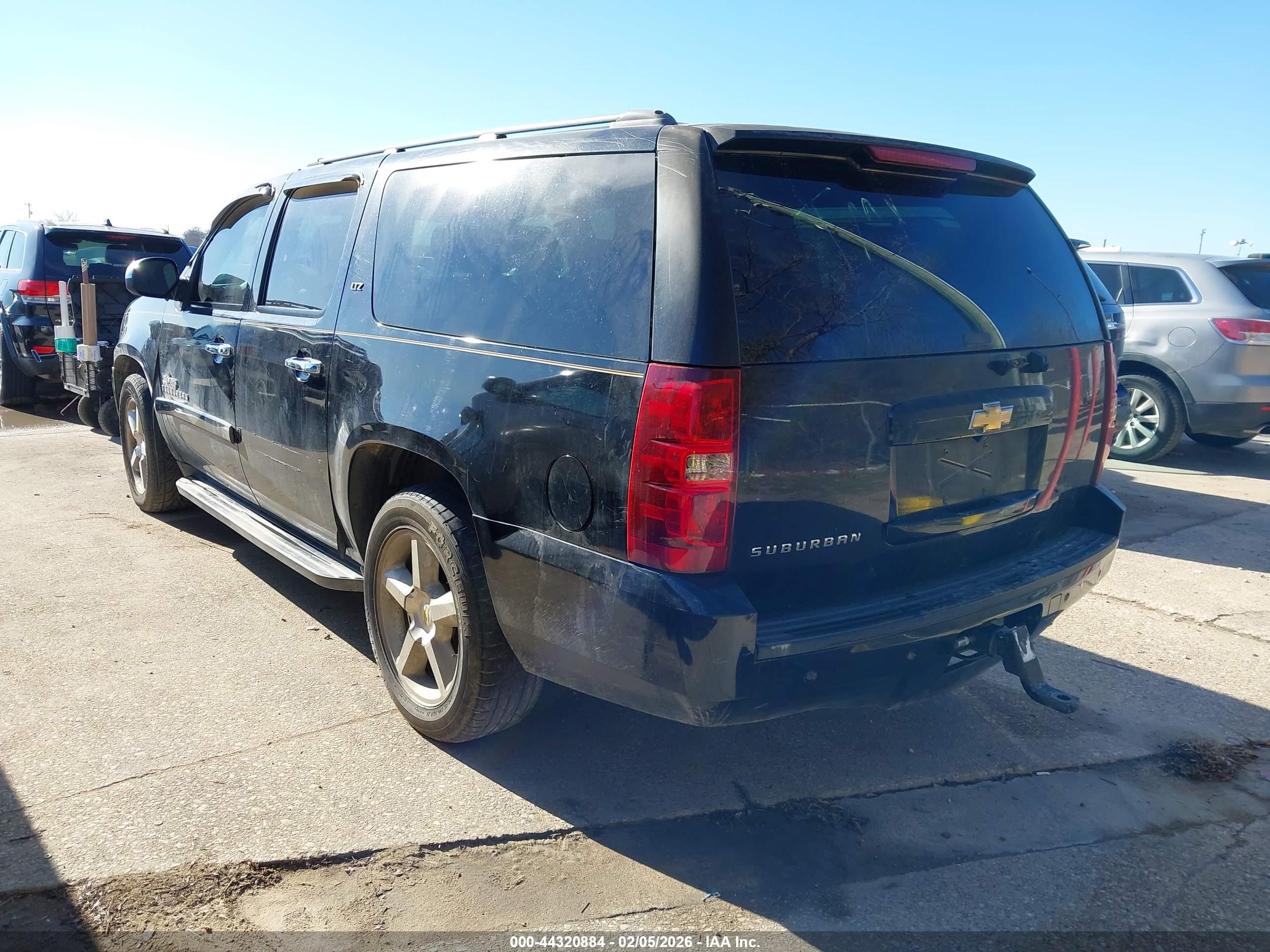 CHEVROLET SUBURBAN image 3
