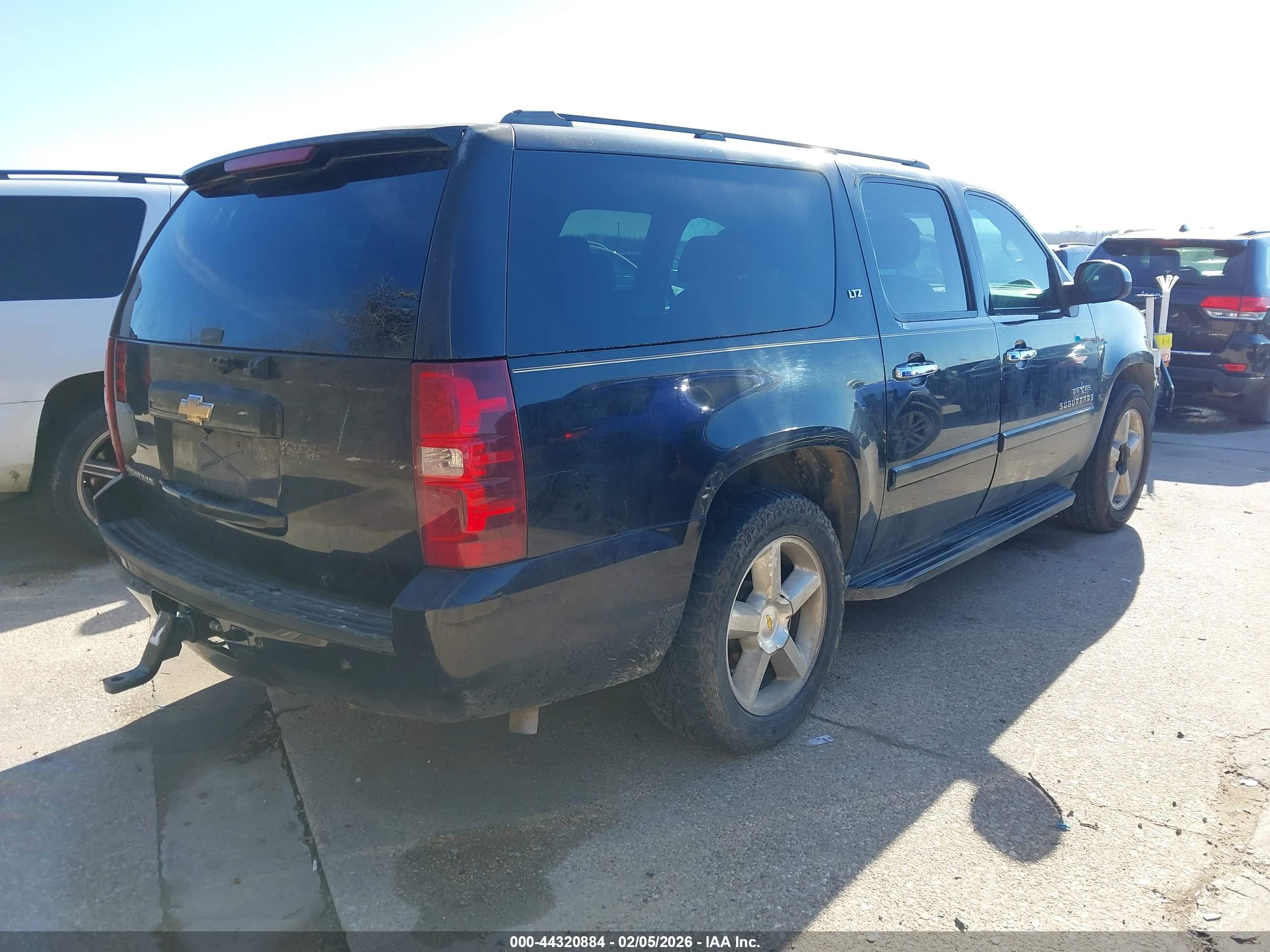 CHEVROLET SUBURBAN image 4