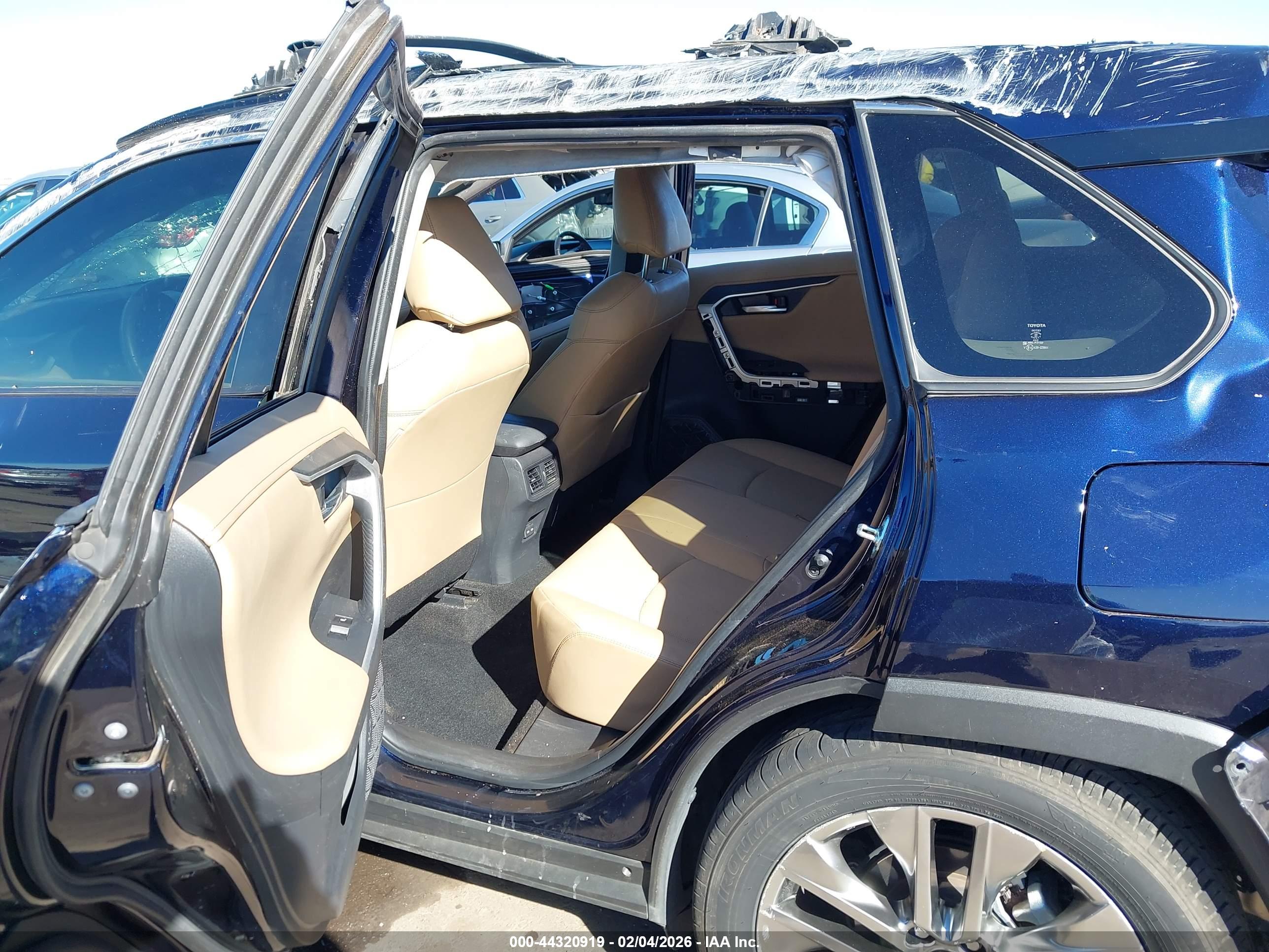 TOYOTA RAV4 image 8