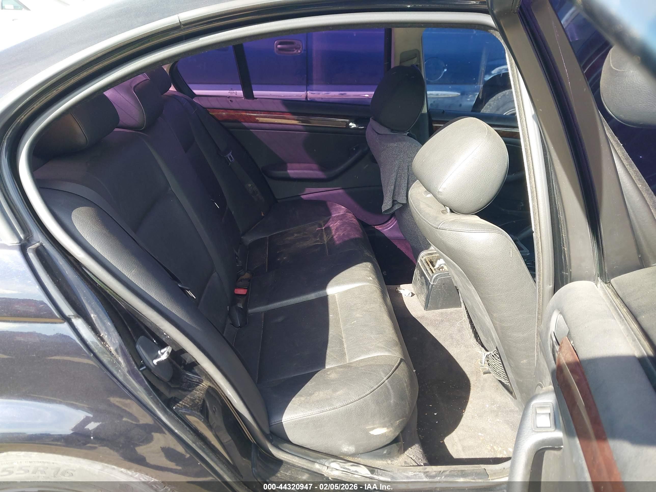 BMW 325I image 8