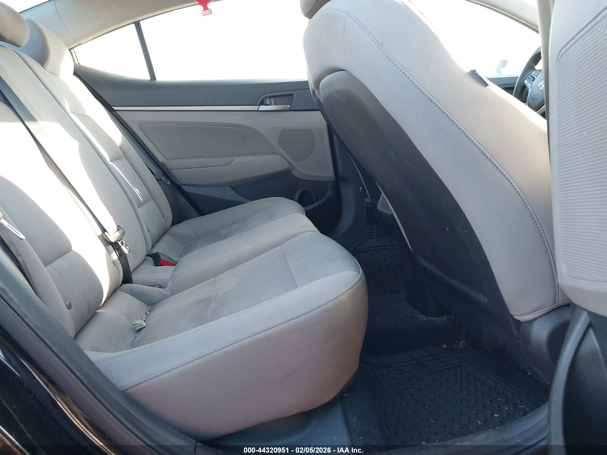 HYUNDAI ELANTRA image 8