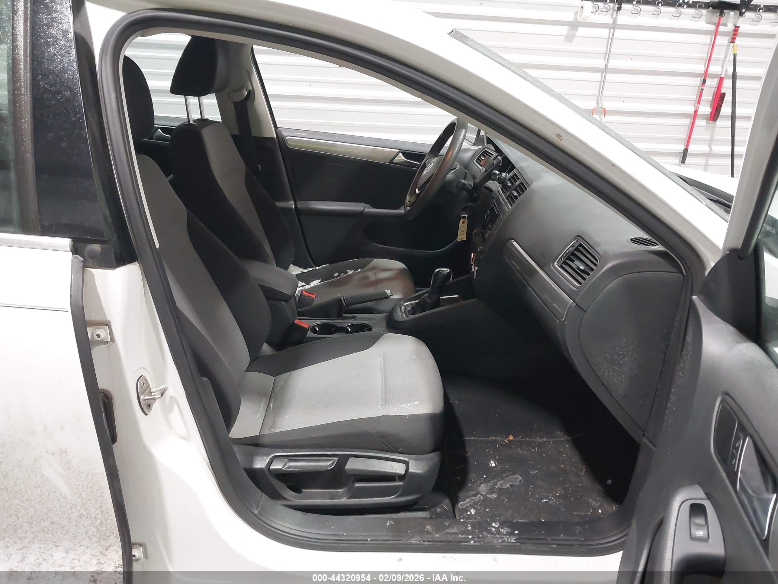 VOLKSWAGEN JETTA image 5