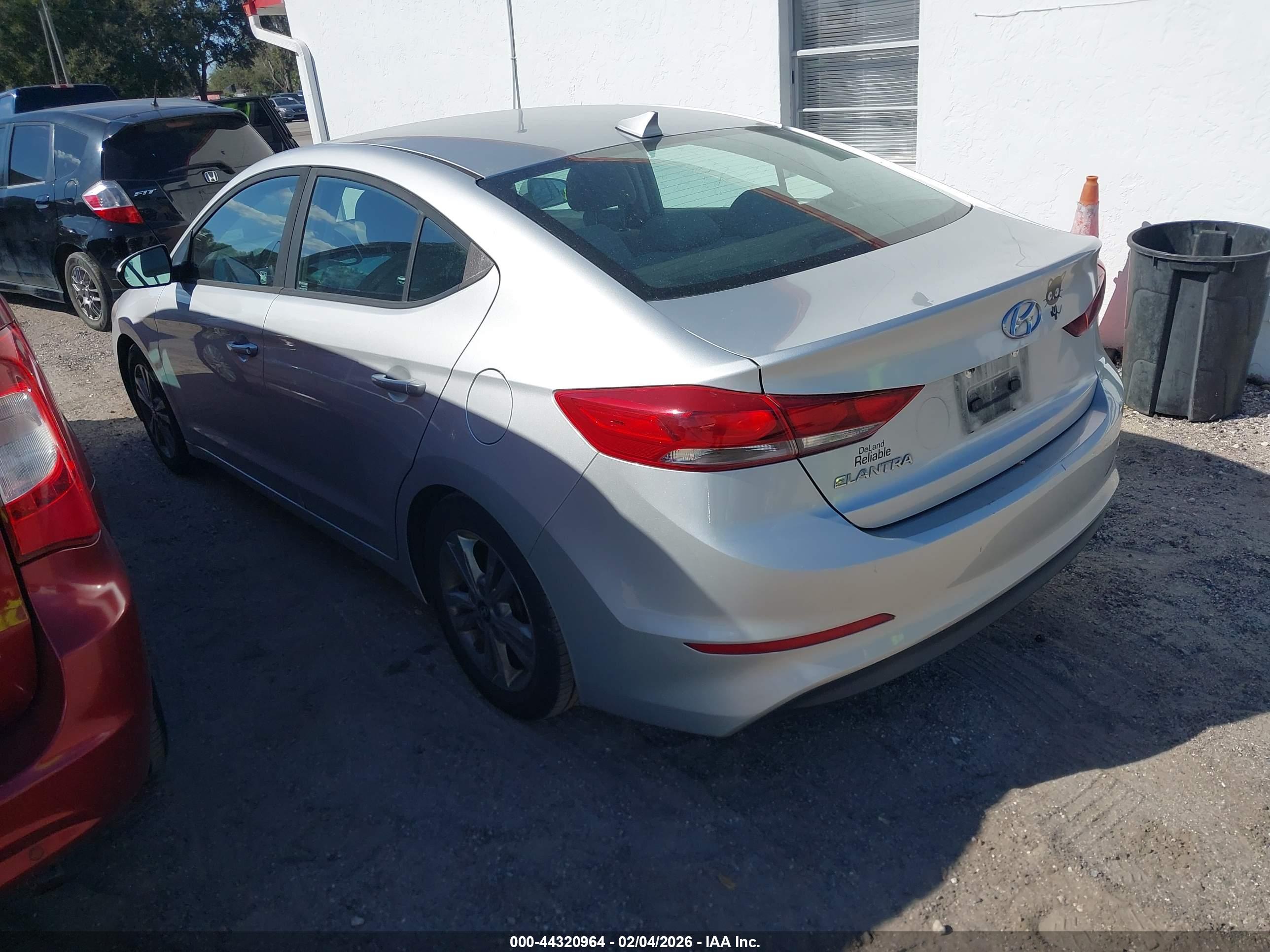 HYUNDAI ELANTRA image 3