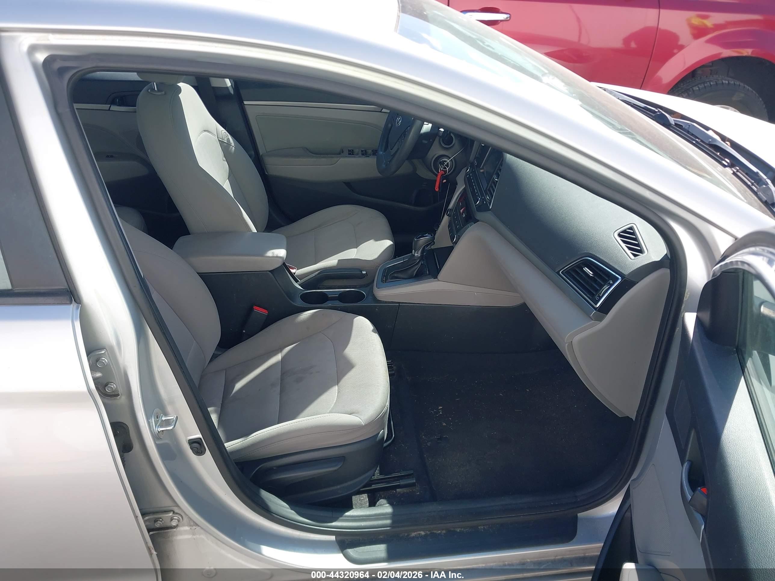 HYUNDAI ELANTRA image 5