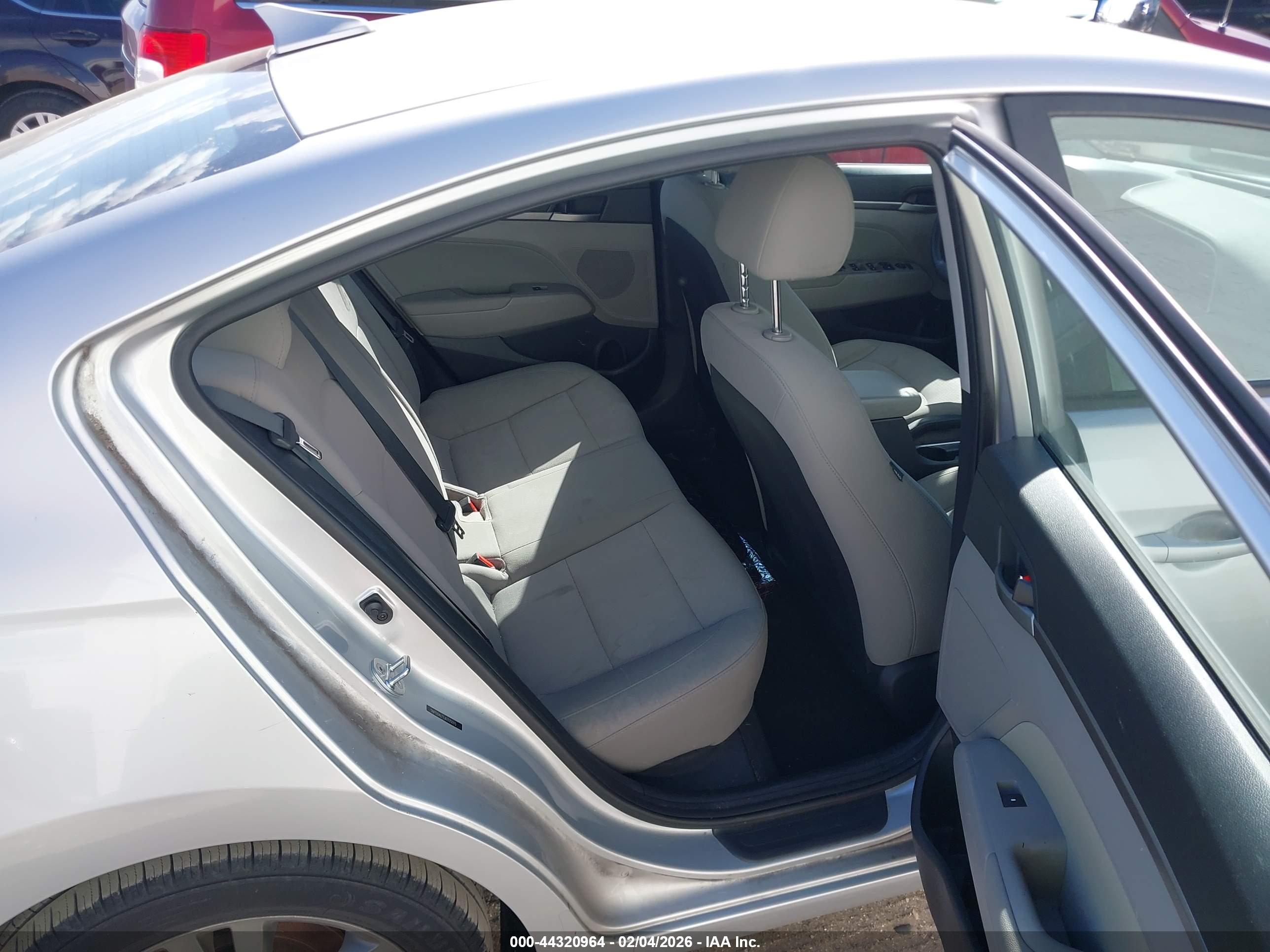 HYUNDAI ELANTRA image 8
